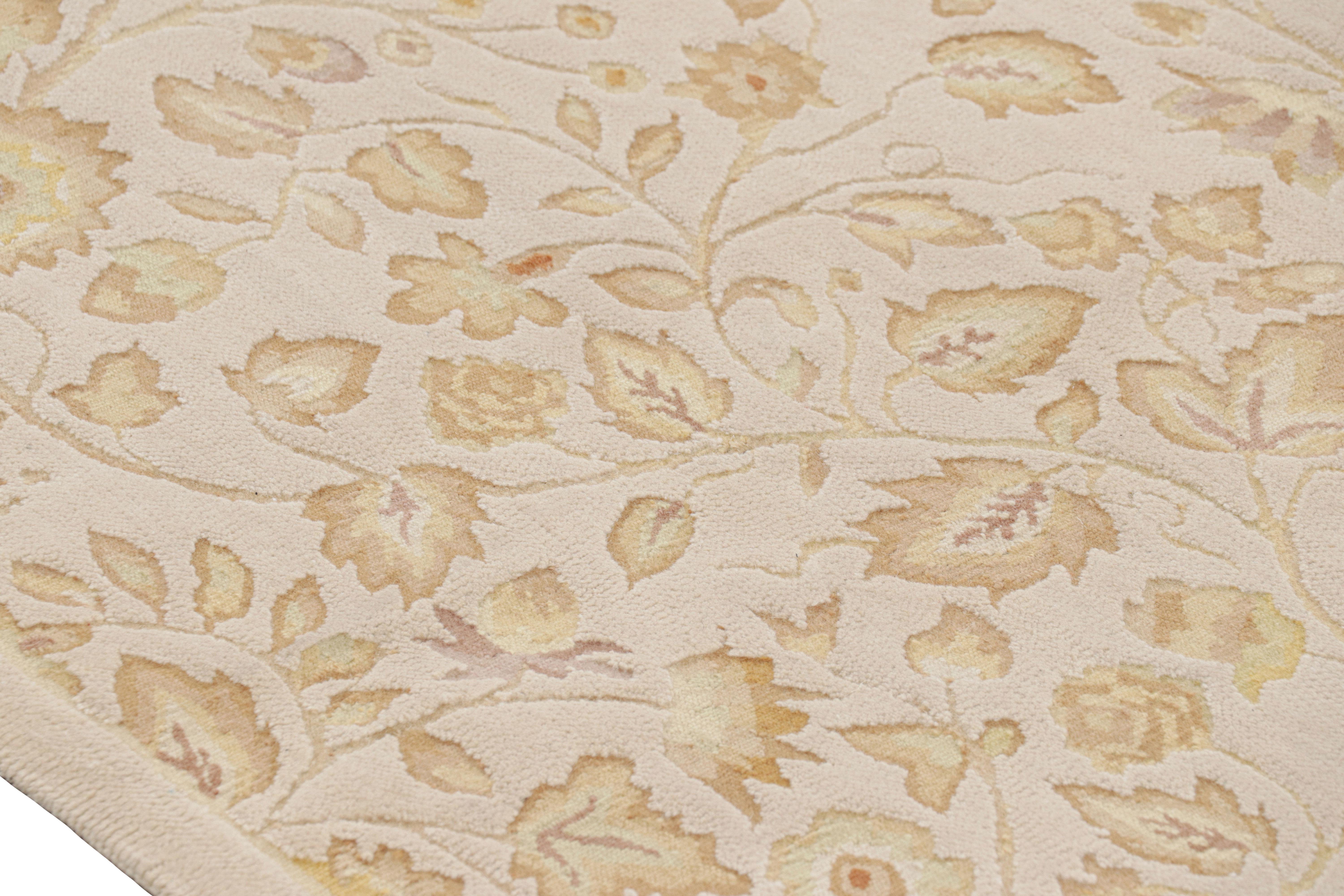 Rug & Kilim's Tudor Style Teppich in Weiß mit beige-braunen Blumenmustern (21. Jahrhundert und zeitgenössisch) im Angebot