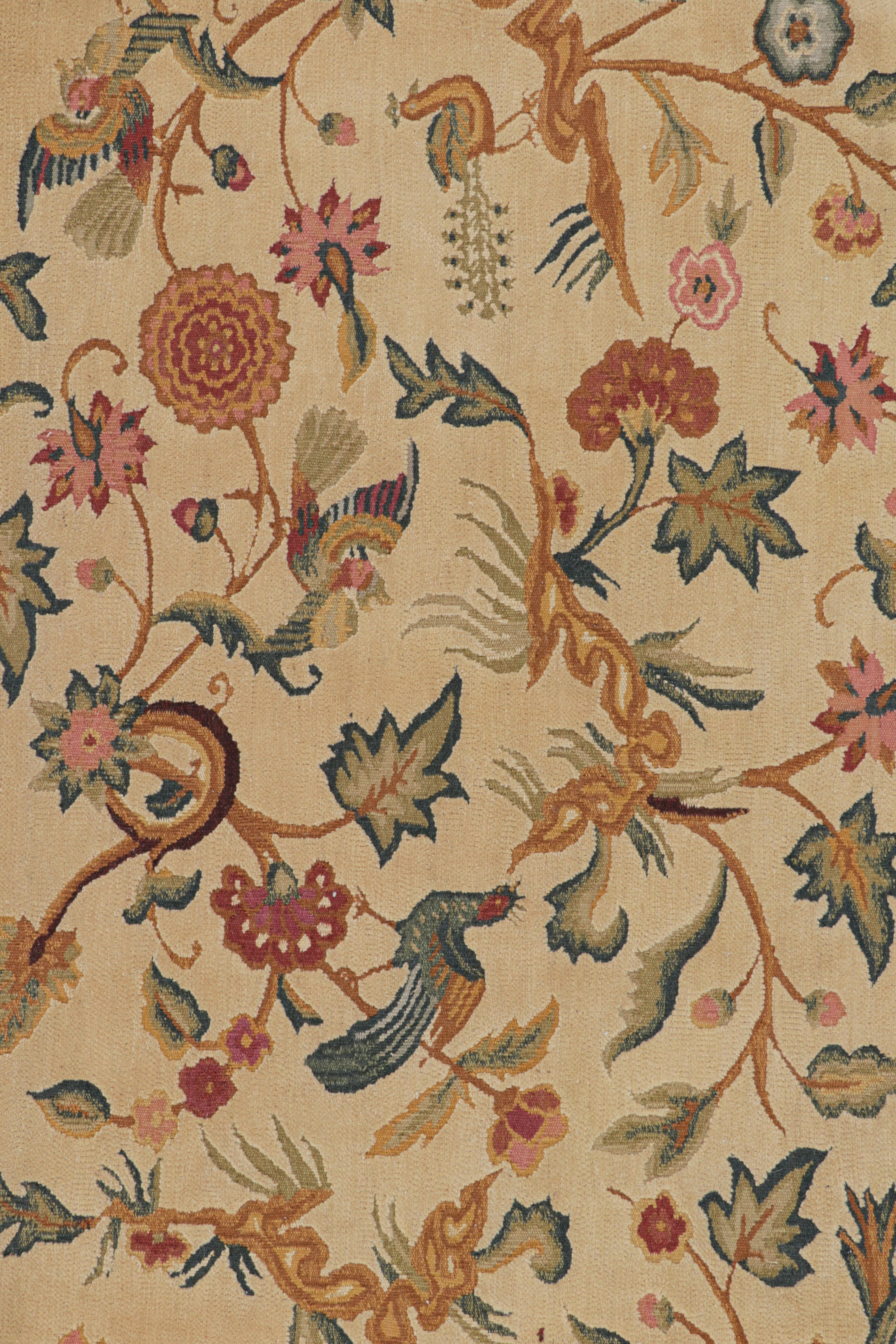 XXI secolo e contemporaneo Rug & Kilim è un tappeto in stile Tudor in bianco con motivi floreali beige-marrone in vendita