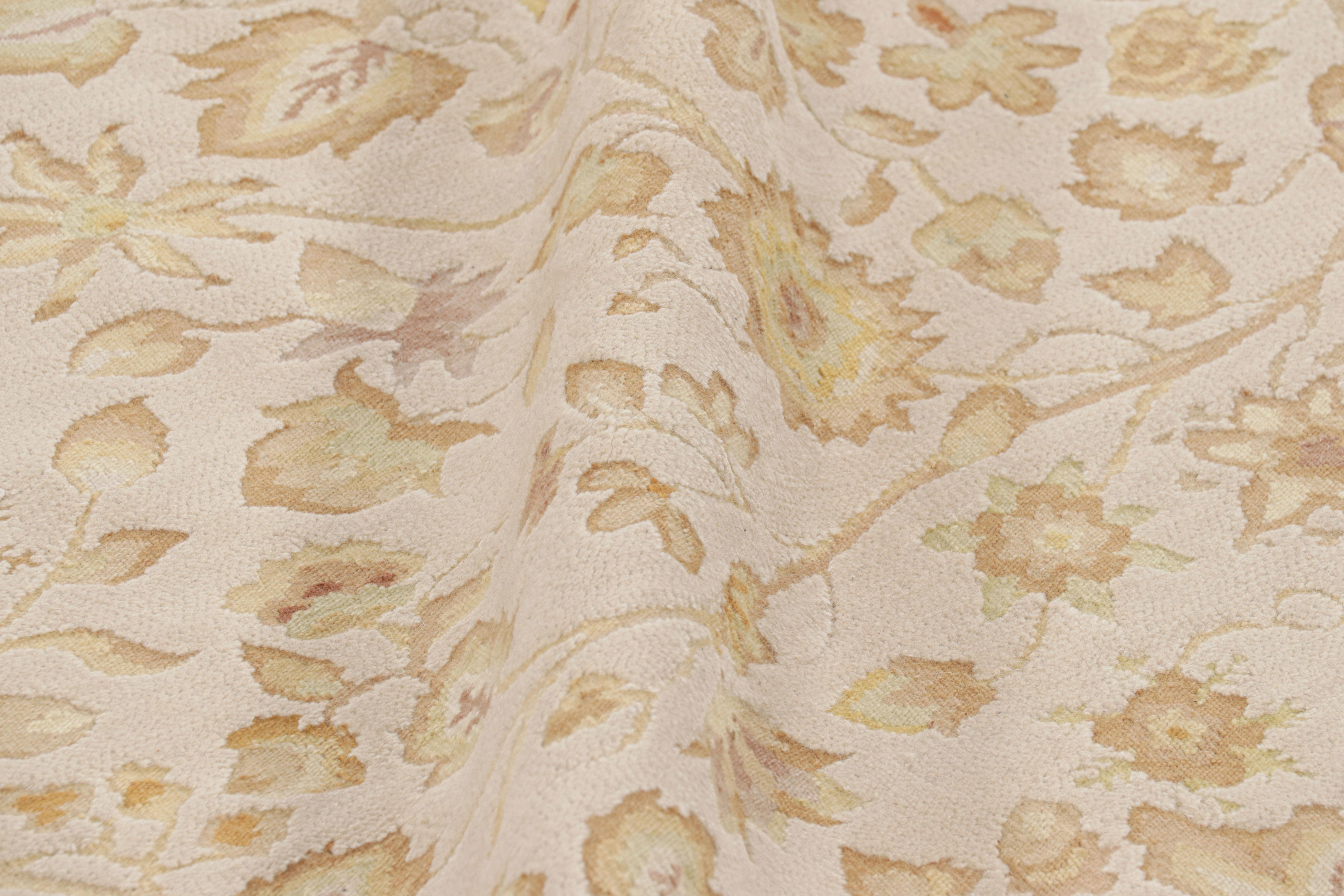 Rug & Kilim's Tudor Style Teppich in Weiß mit beige-braunen Blumenmustern (Wolle) im Angebot