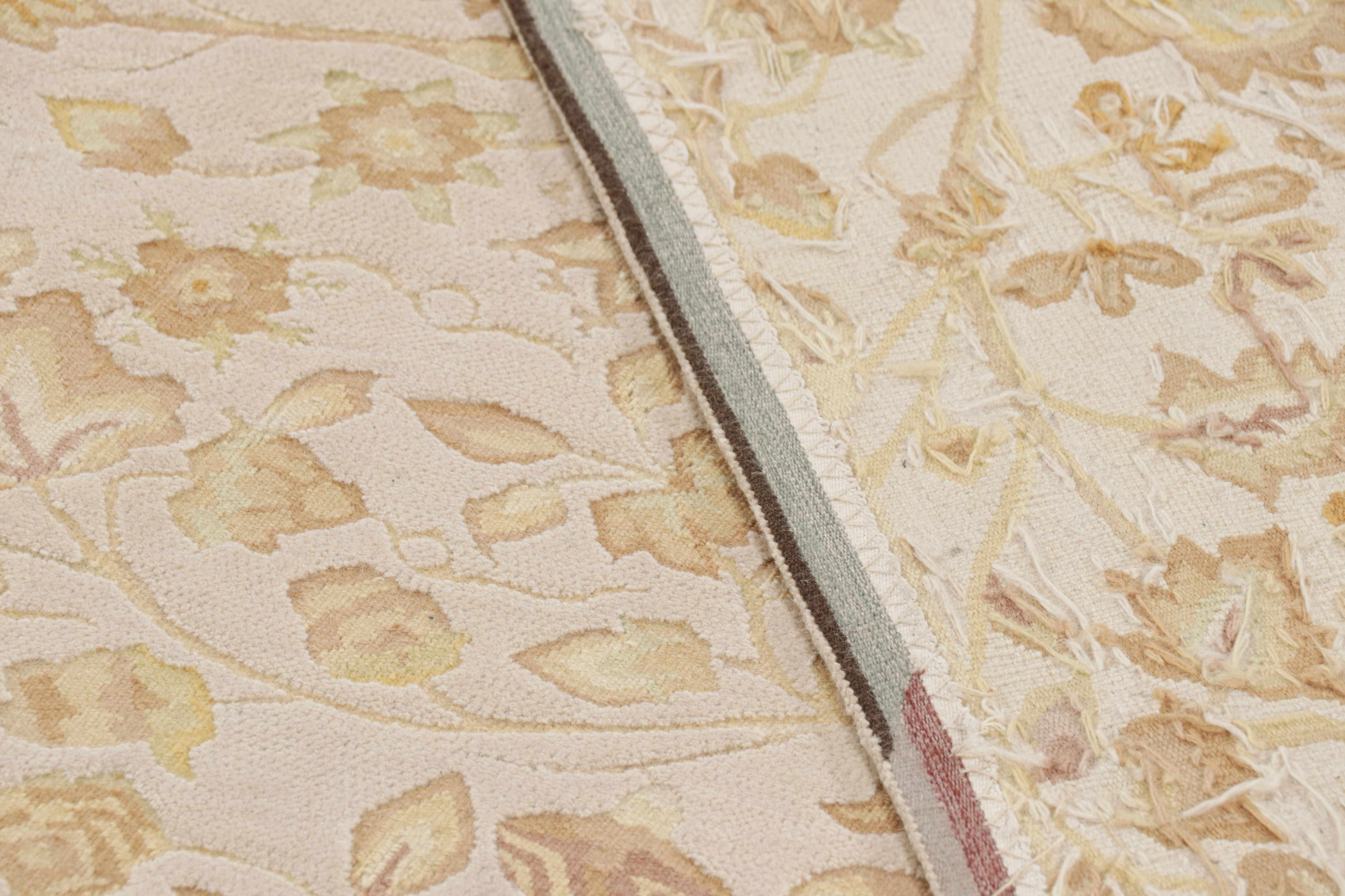 Rug & Kilim's Tudor Style Teppich in Weiß mit beige-braunen Blumenmustern im Angebot 1