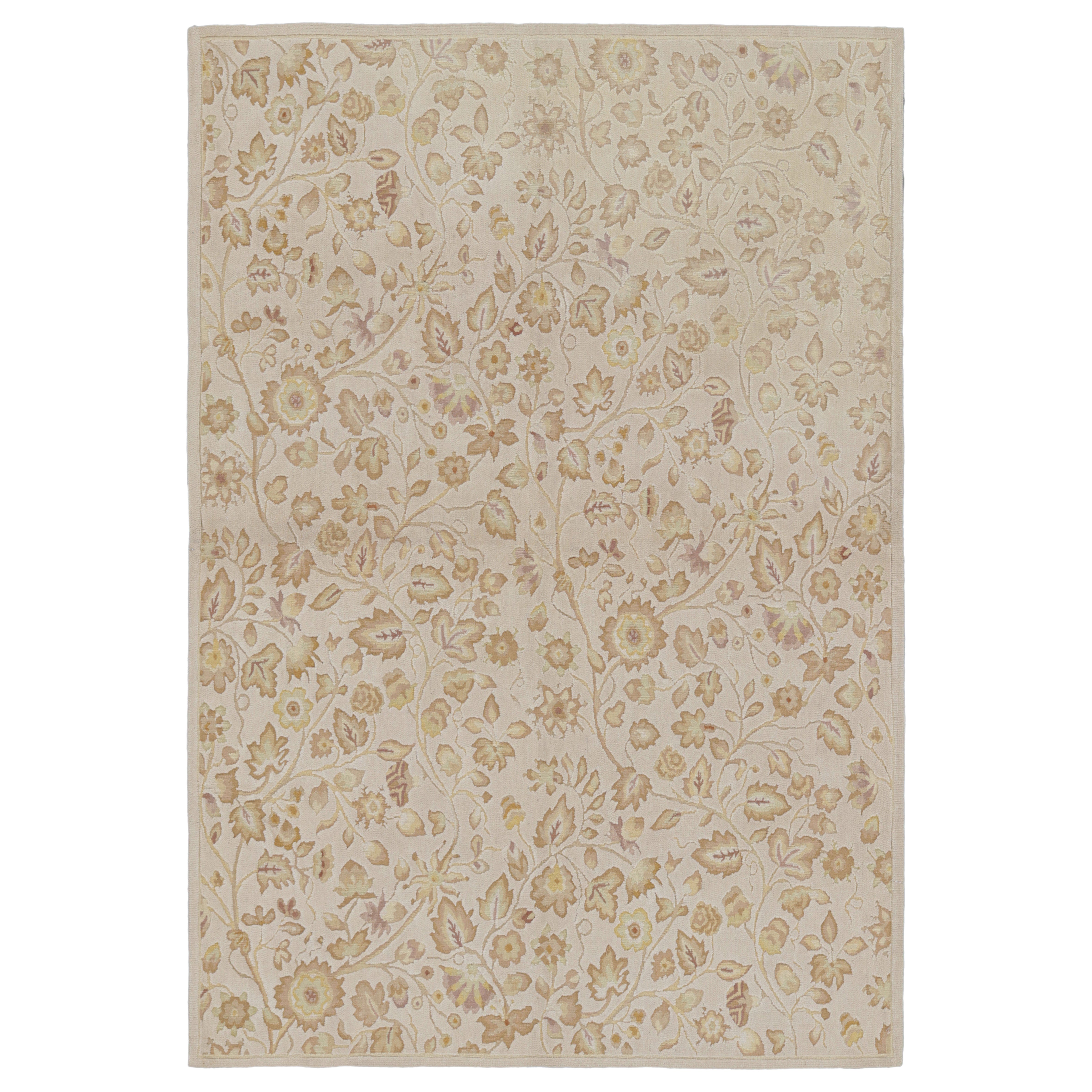Rug & Kilim è un tappeto in stile Tudor in bianco con motivi floreali beige-marrone in vendita