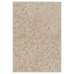 Rug & Kilim è un tappeto in stile Tudor in bianco con motivi floreali beige-marrone