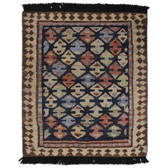 Rug & Kilim è un tappeto in stile turco di colore blu con motivi geometrici "Bukagi".