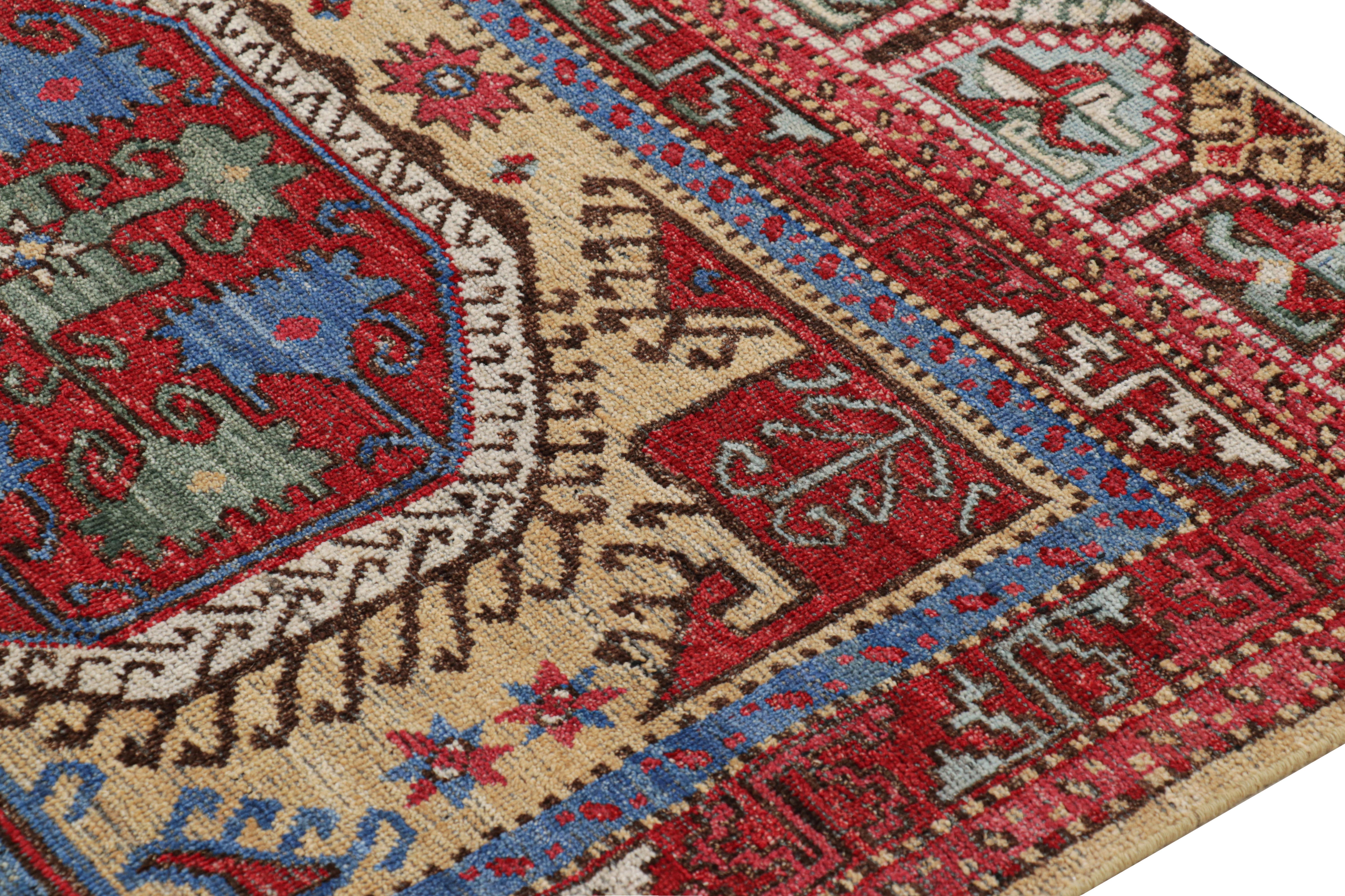 Türkischer Teppich von Rug & Kilim in Rot mit großflächigen geometrischen Medaillons (Stammeskunst) im Angebot