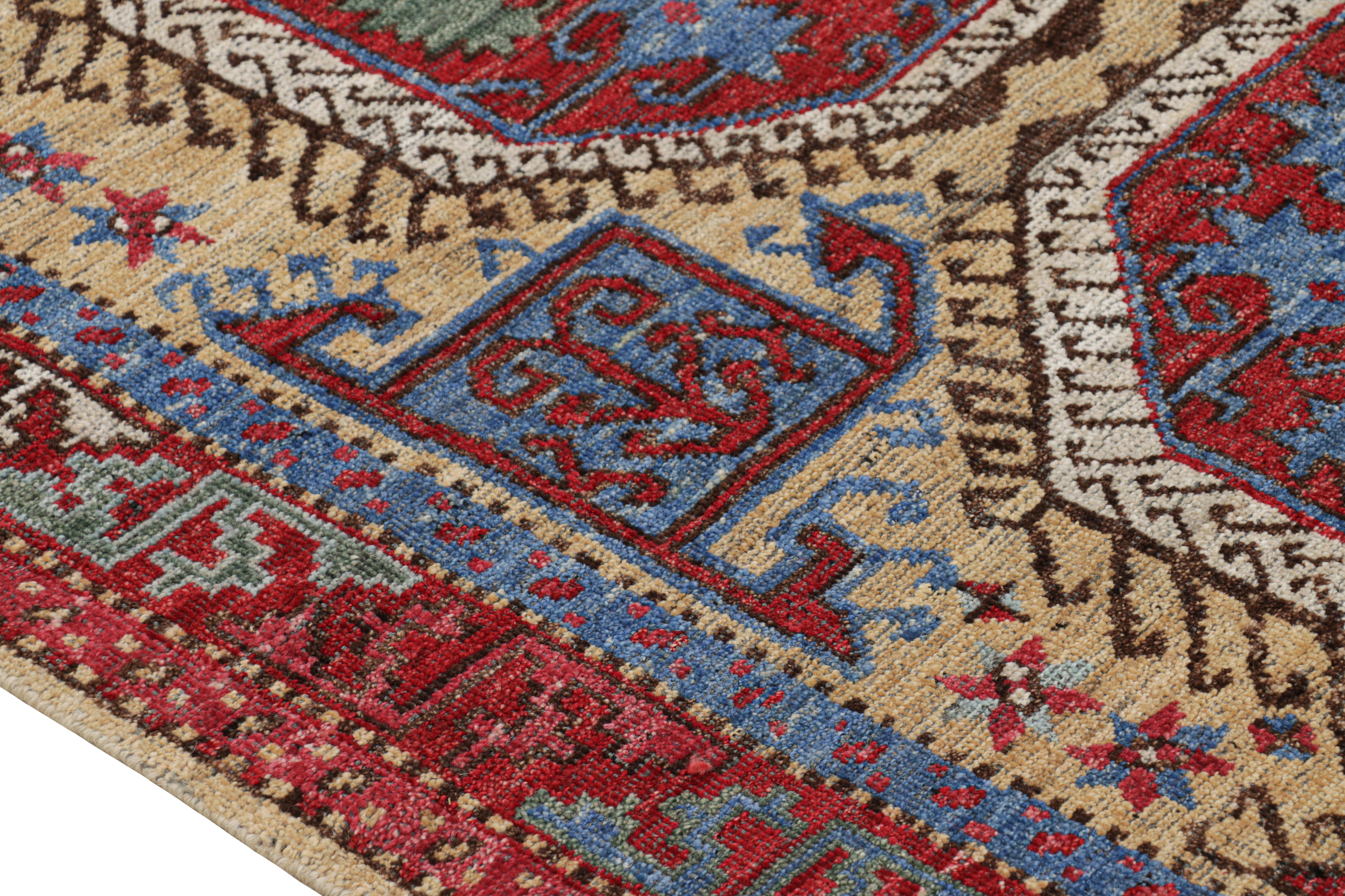 Türkischer Teppich von Rug & Kilim in Rot mit großflächigen geometrischen Medaillons (Indisch) im Angebot