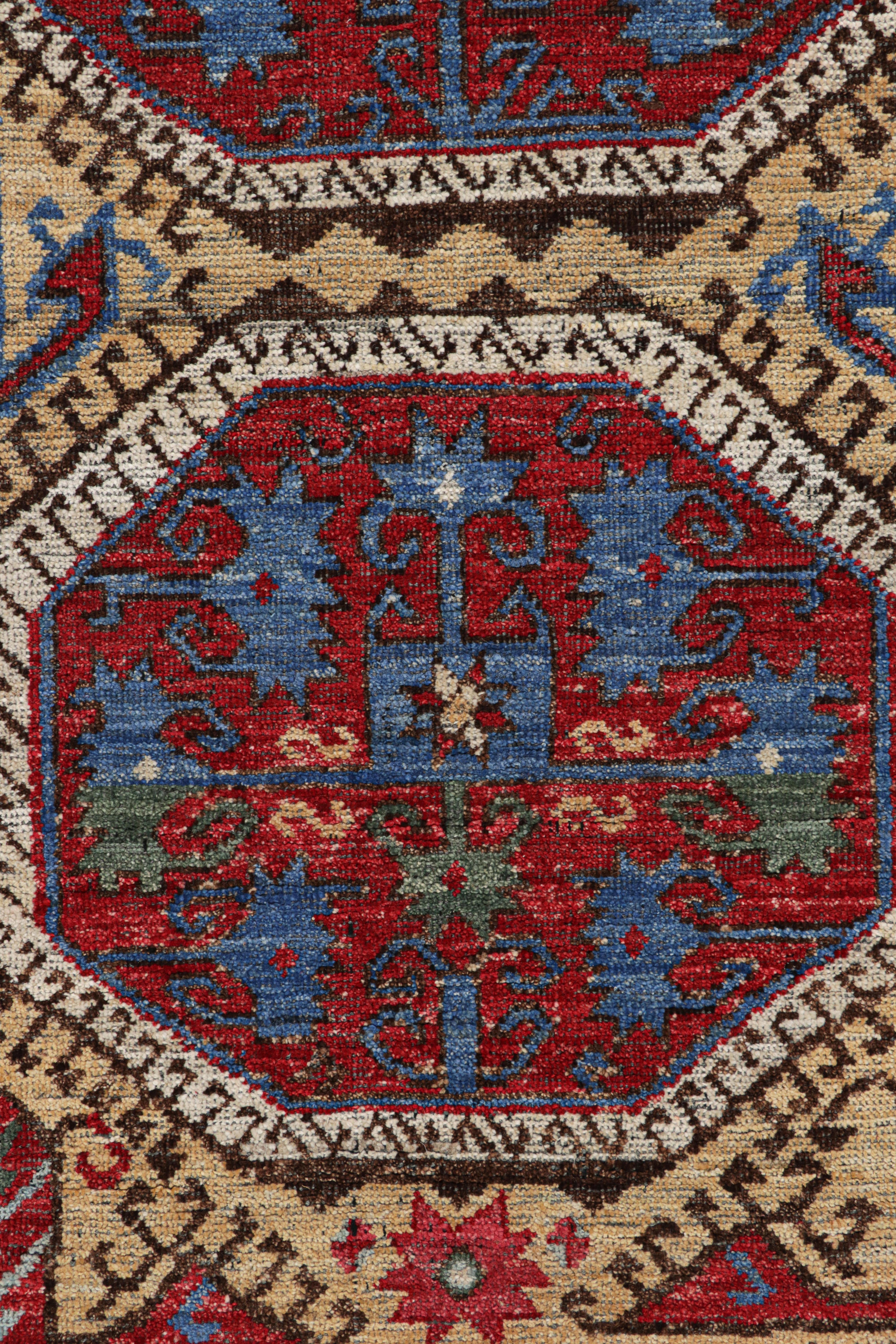 Türkischer Teppich von Rug & Kilim in Rot mit großflächigen geometrischen Medaillons (21. Jahrhundert und zeitgenössisch) im Angebot