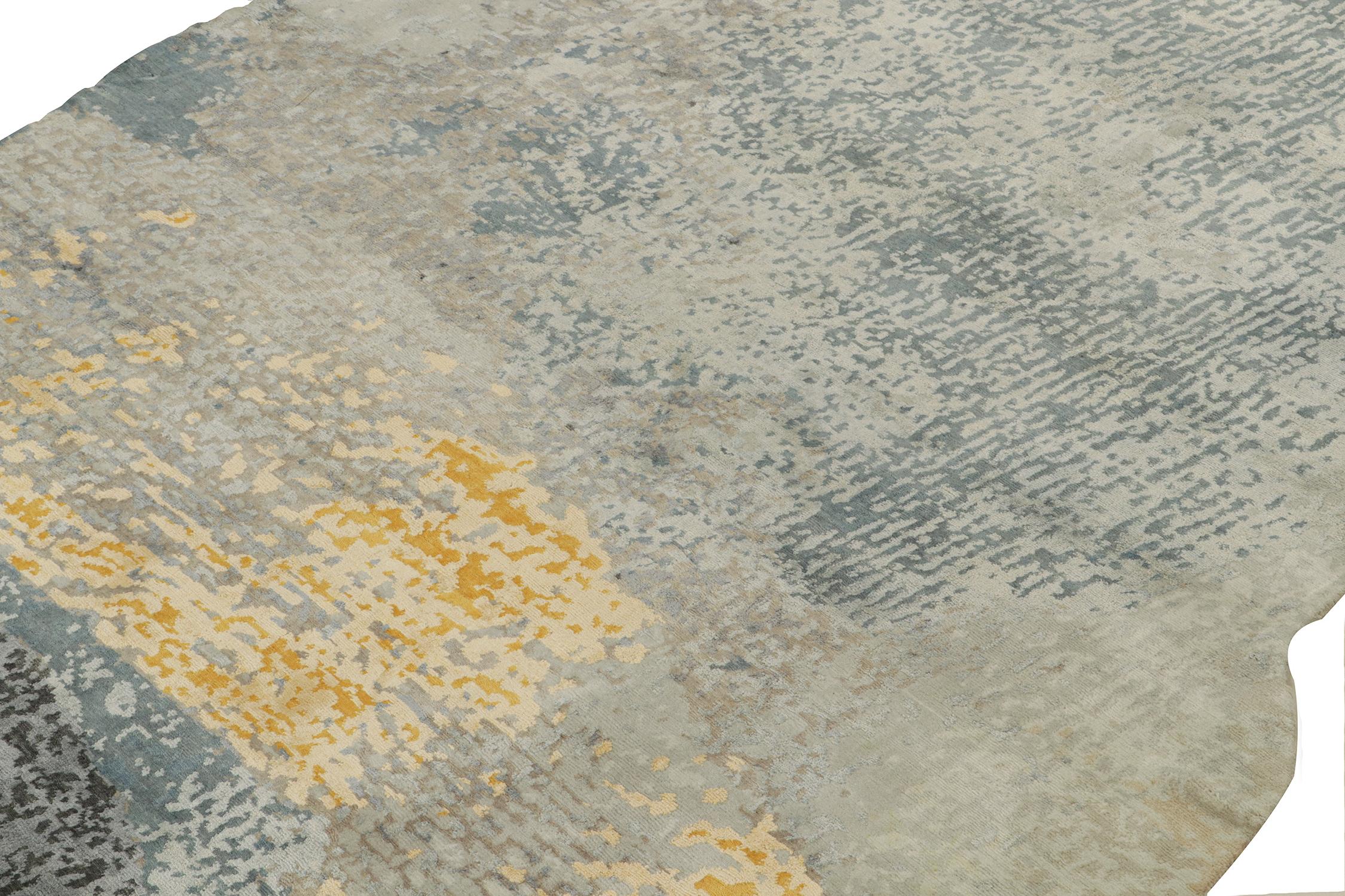 Alfombra abstracta sin forma en dorado, gris y azul de Rug & Kilim Anudado a mano en venta