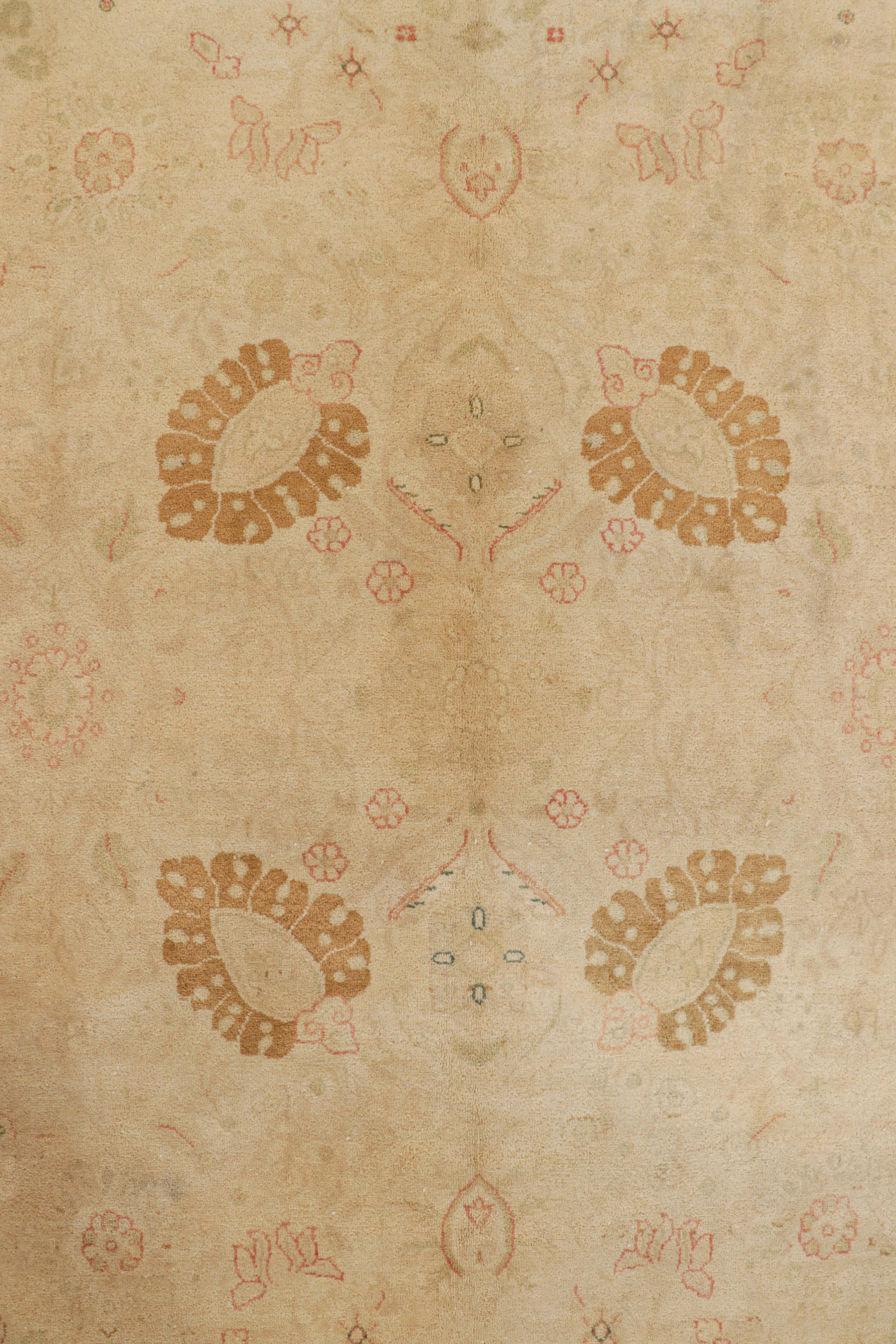 XXI secolo e contemporaneo Rug & Kilim è un tappeto in stile Sultanabad in beige-marrone con motivi floreali in vendita