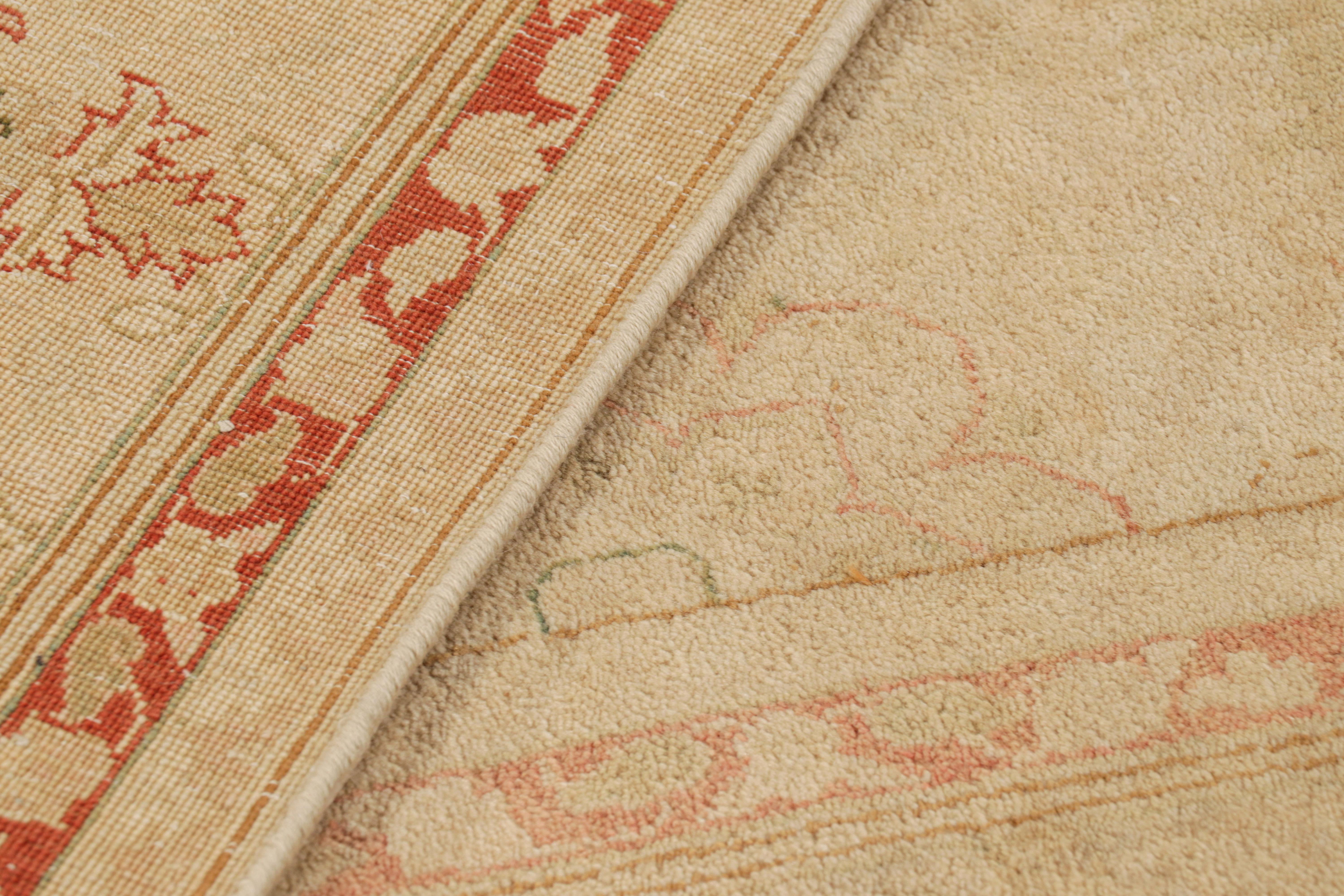 Rug & Kilim è un tappeto in stile Sultanabad in beige-marrone con motivi floreali in vendita 1