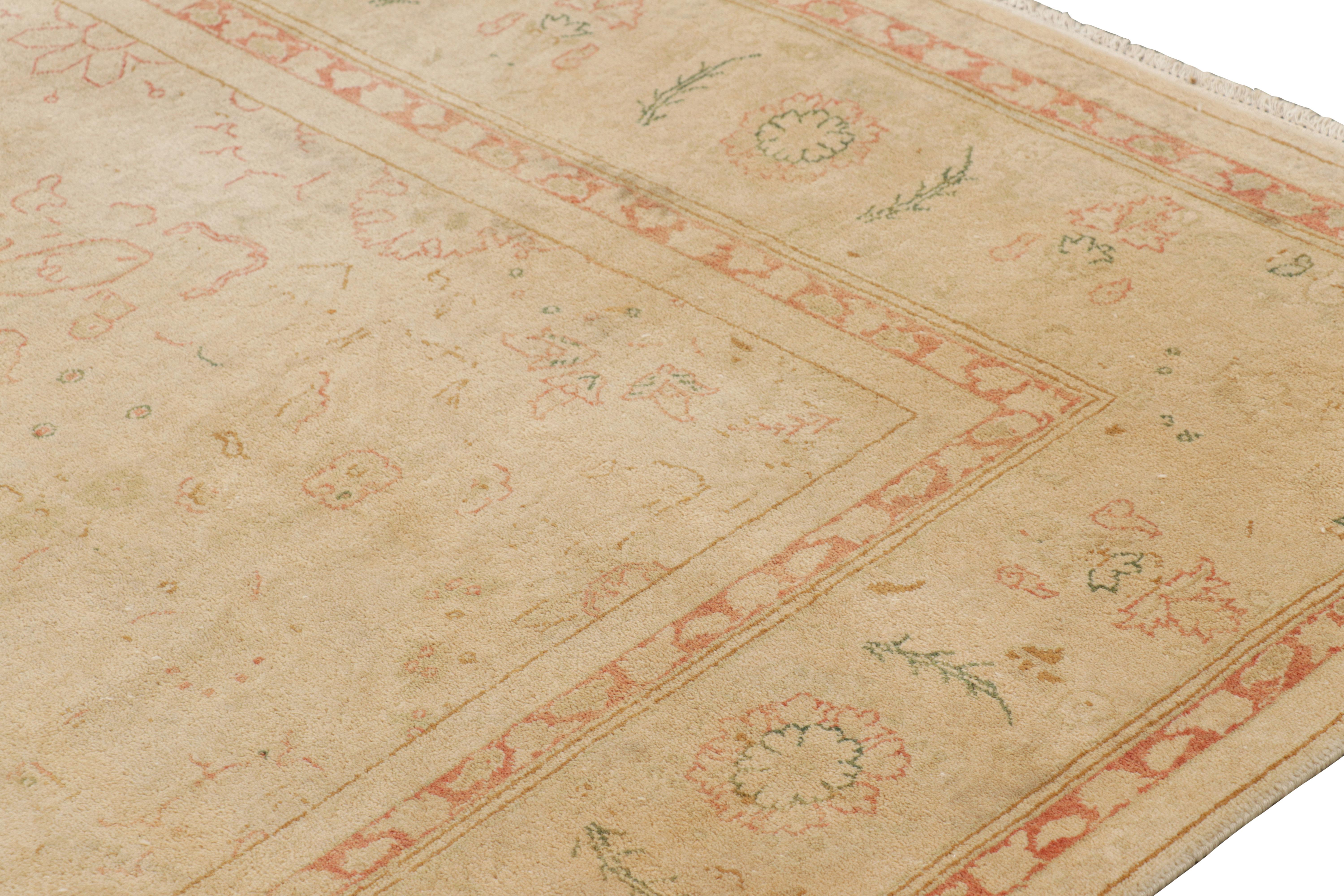 Indiano Rug & Kilim è un tappeto in stile Sultanabad in beige-marrone con motivi floreali in vendita