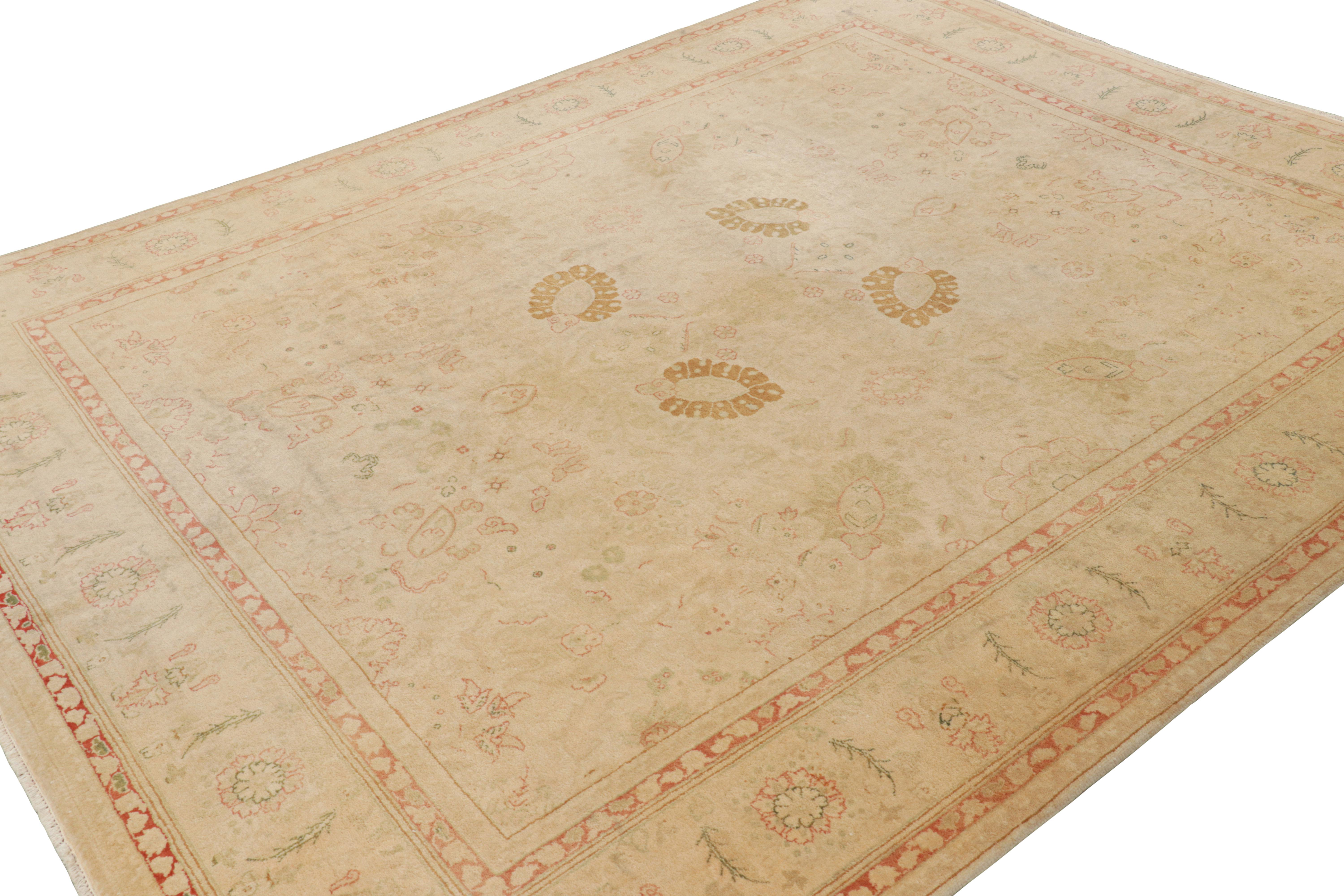 Annodato a mano Rug & Kilim è un tappeto in stile Sultanabad in beige-marrone con motivi floreali in vendita