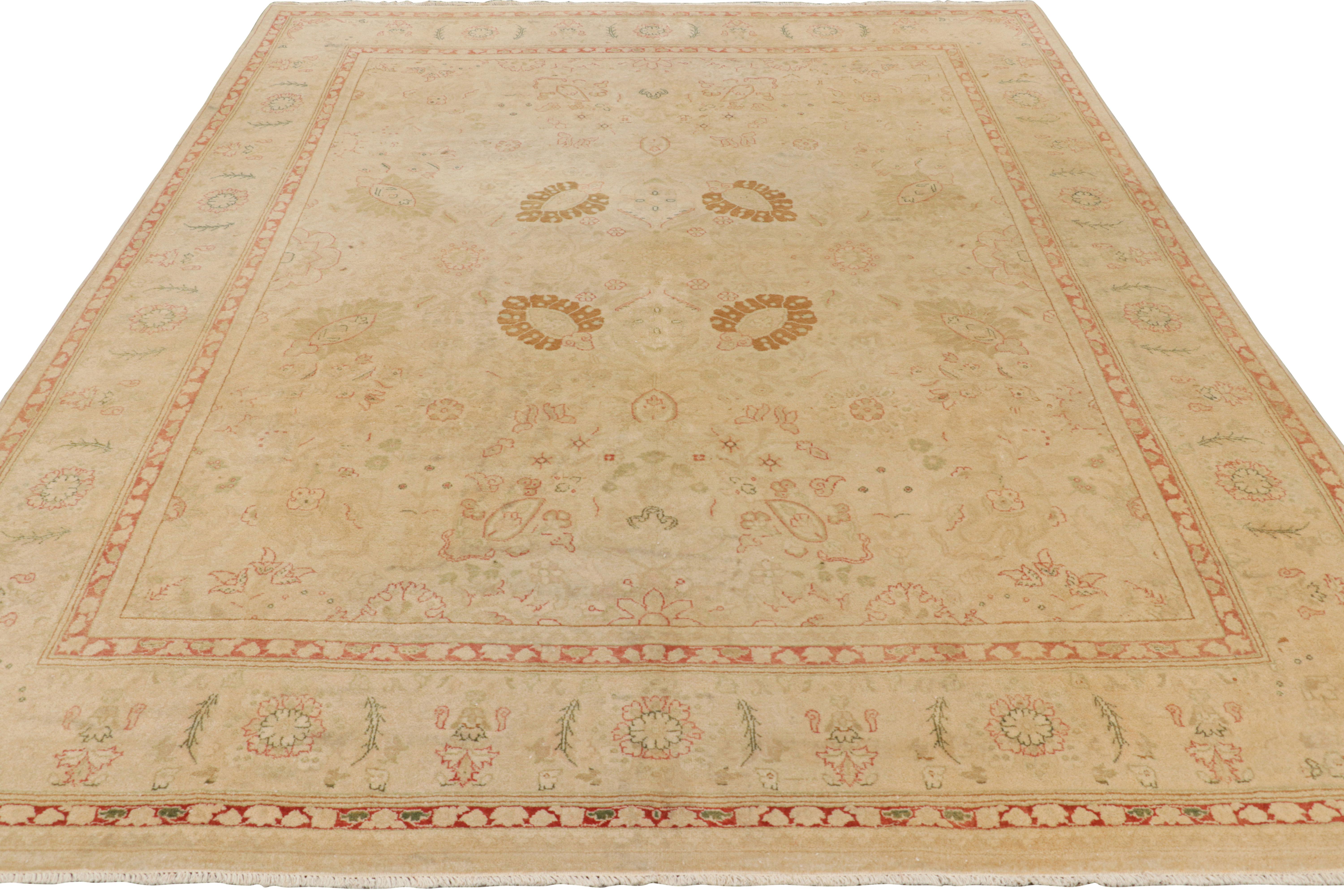 Rug & Kilim è un tappeto in stile Sultanabad in beige-marrone con motivi floreali In condizioni Nuovo in vendita a Long Island City, NY