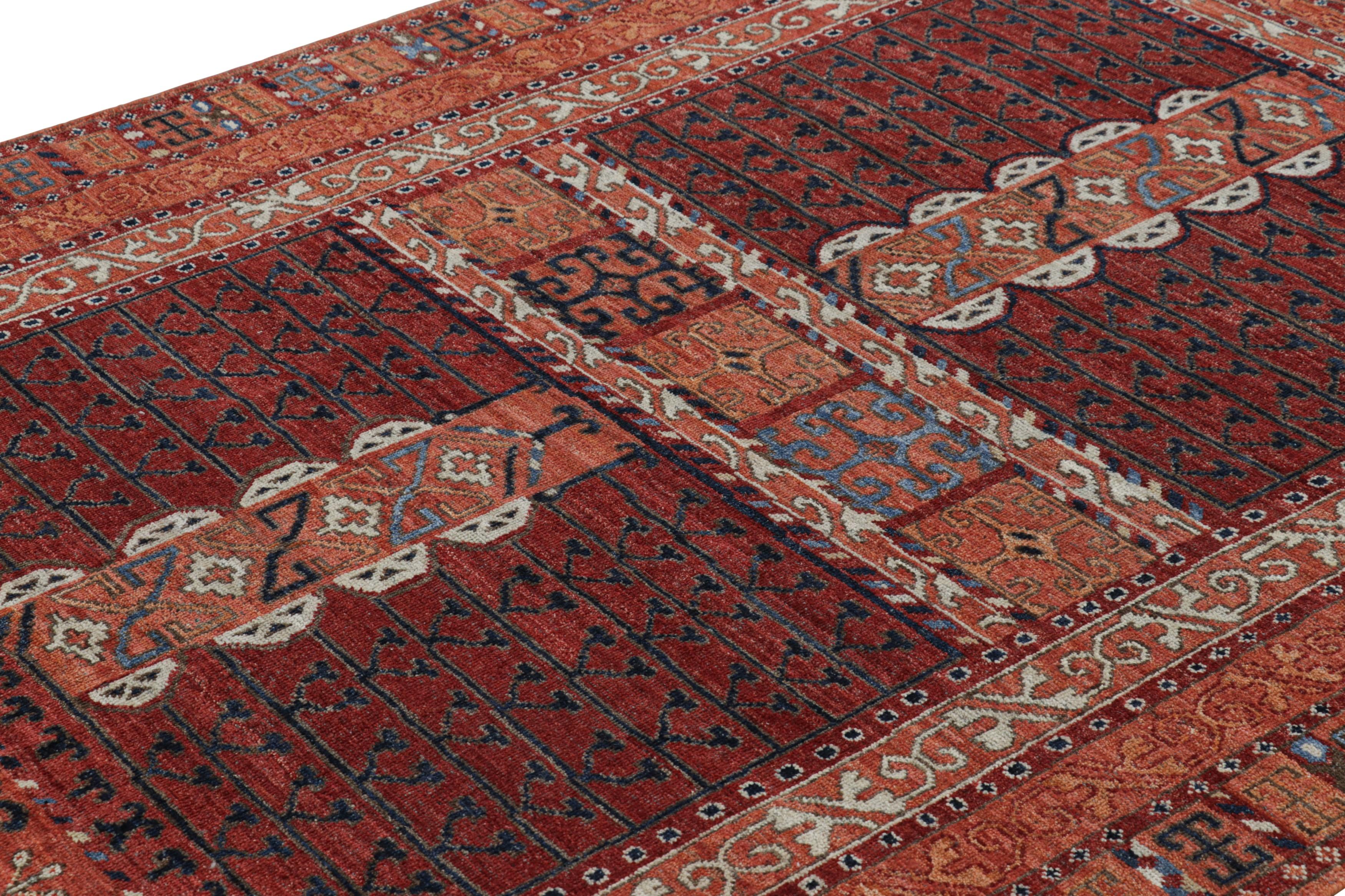 Noué à la main dans un mélange spécial de laine de Ghazni, ce tapis 6x8 de la Collectional de Rug & Kilim s'inspire des tapis tribaux anciens du début du siècle de la provenance de Yomut (Yomud).

Sur le Design : 

Les connaisseurs noteront que ce