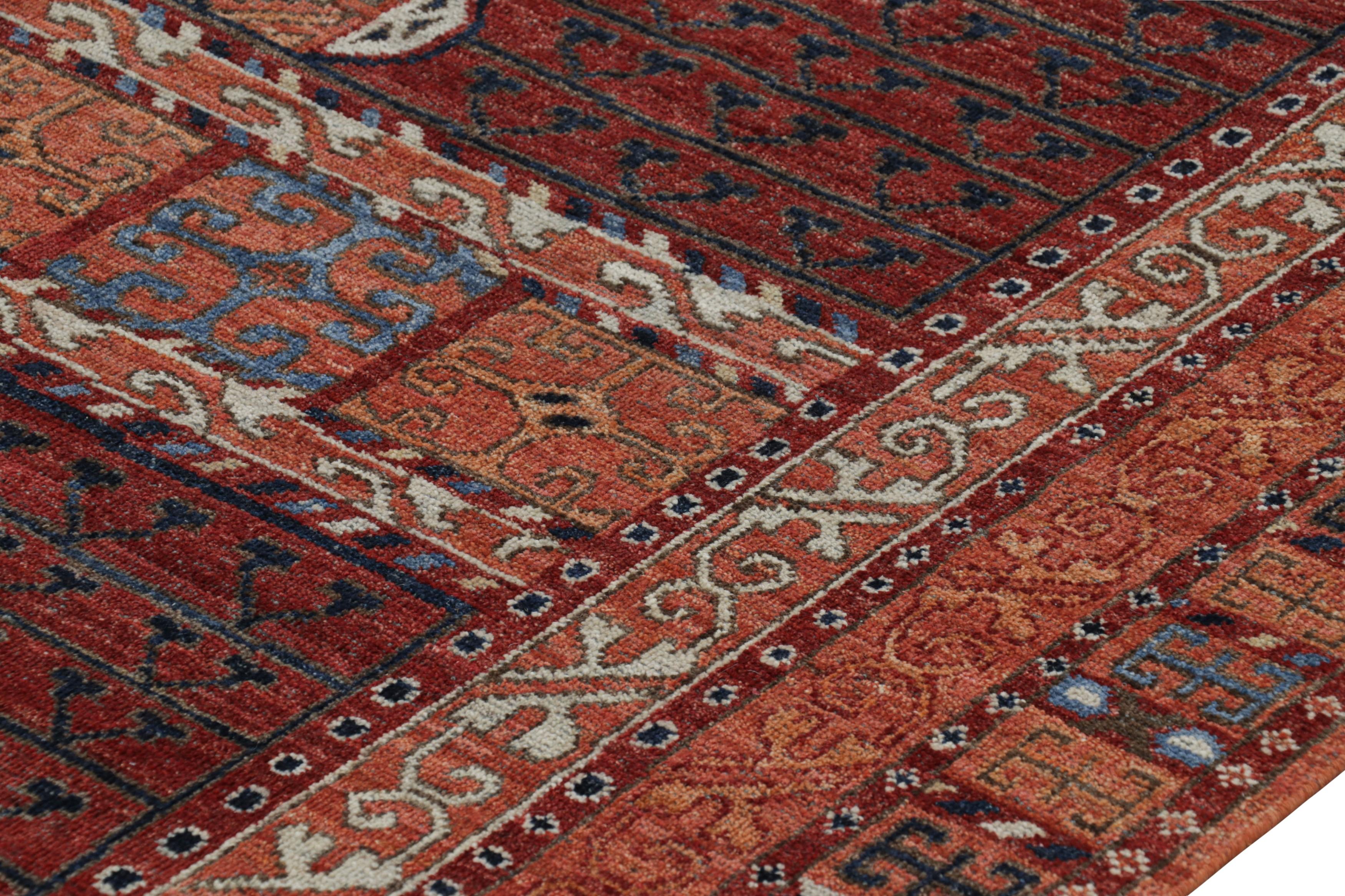 Moderne Rug & Kilim's Yomut Ensi Style Rug in Red and Blue With Geometric Patterns (tapis de style Yomut Ensi en rouge et bleu avec des motifs géométriques) en vente