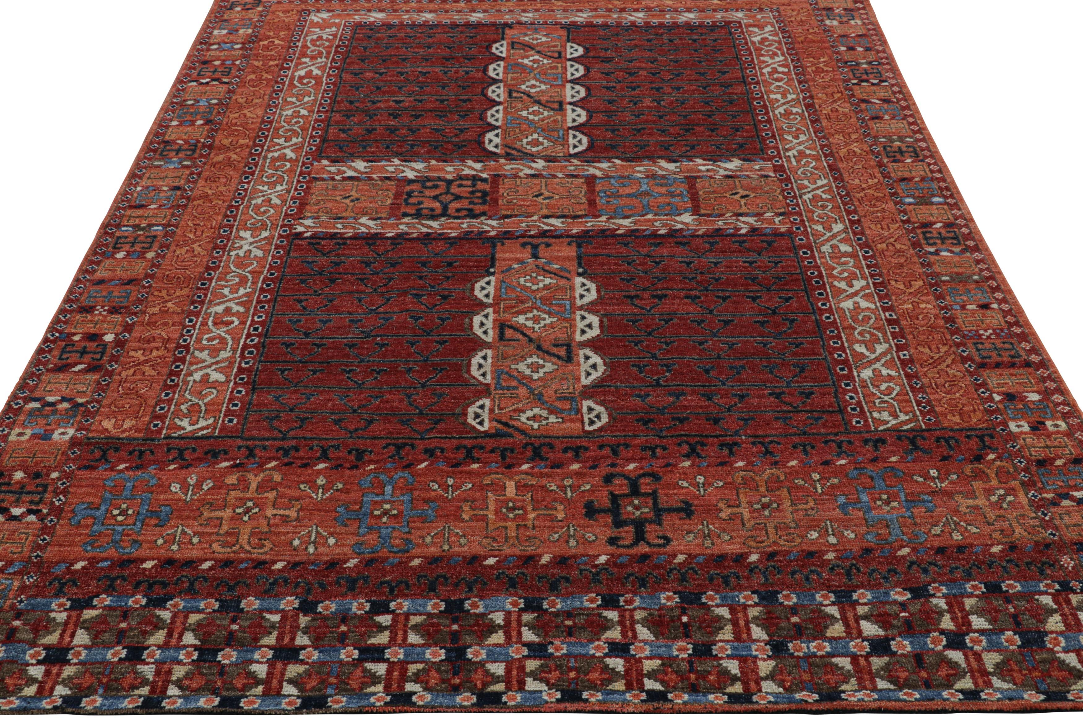Indien Rug & Kilim's Yomut Ensi Style Rug in Red and Blue With Geometric Patterns (tapis de style Yomut Ensi en rouge et bleu avec des motifs géométriques) en vente