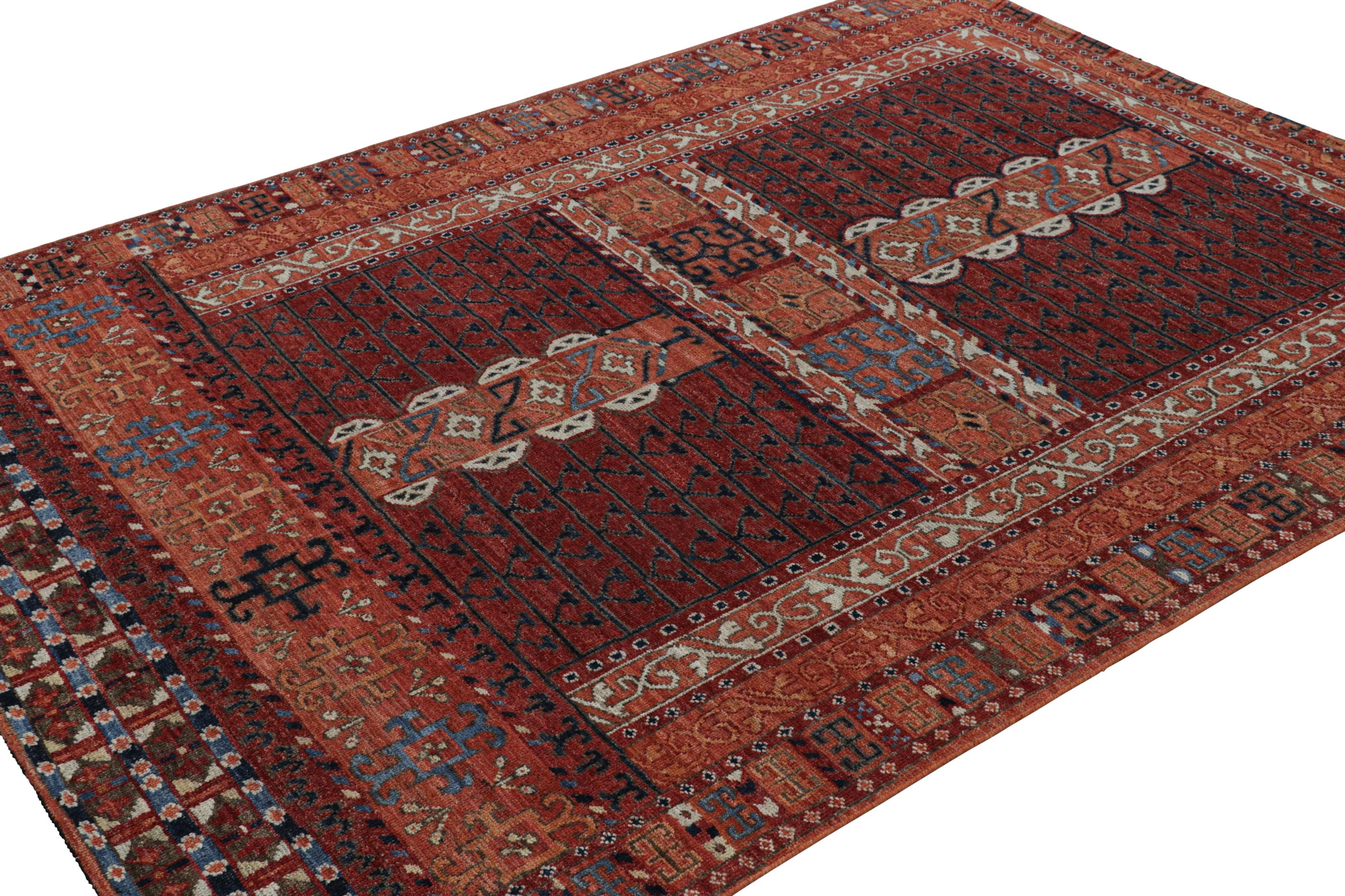 Noué à la main Rug & Kilim's Yomut Ensi Style Rug in Red and Blue With Geometric Patterns (tapis de style Yomut Ensi en rouge et bleu avec des motifs géométriques) en vente