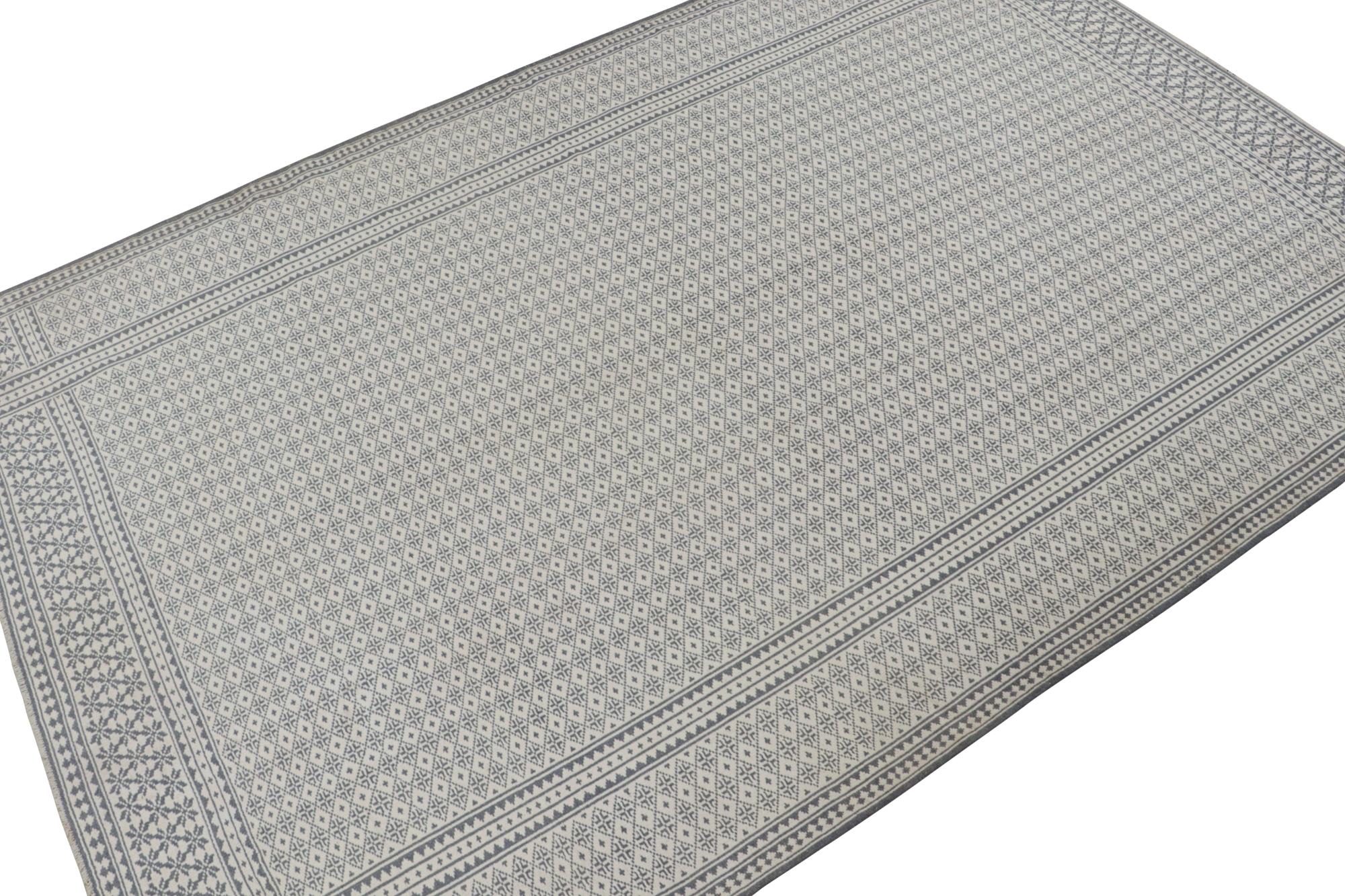 Ce tissage plat contemporain 9x13 est une nouveauté passionnante de la Collection Kilim & Flat Weave de Rug & Kilim. 

Tissé à la main en laine, son design s'inspire des Rug & Kilim, un ancien style de tapis nomade persan à l'histoire riche. On