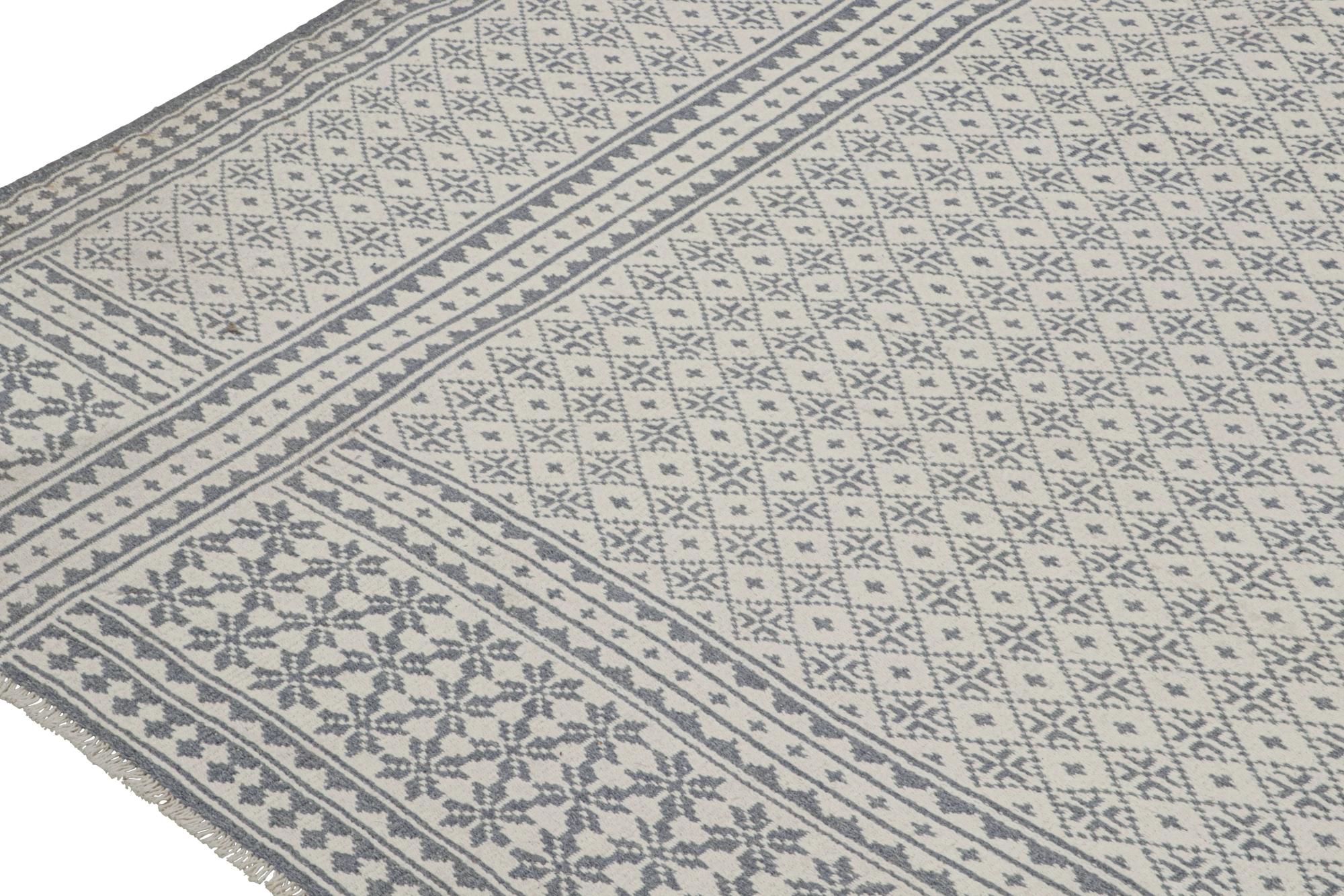Tribal Rug & Kilim’s Zilu Style Kilim in White and Blue-Gray Geometric Pattern  For Sale