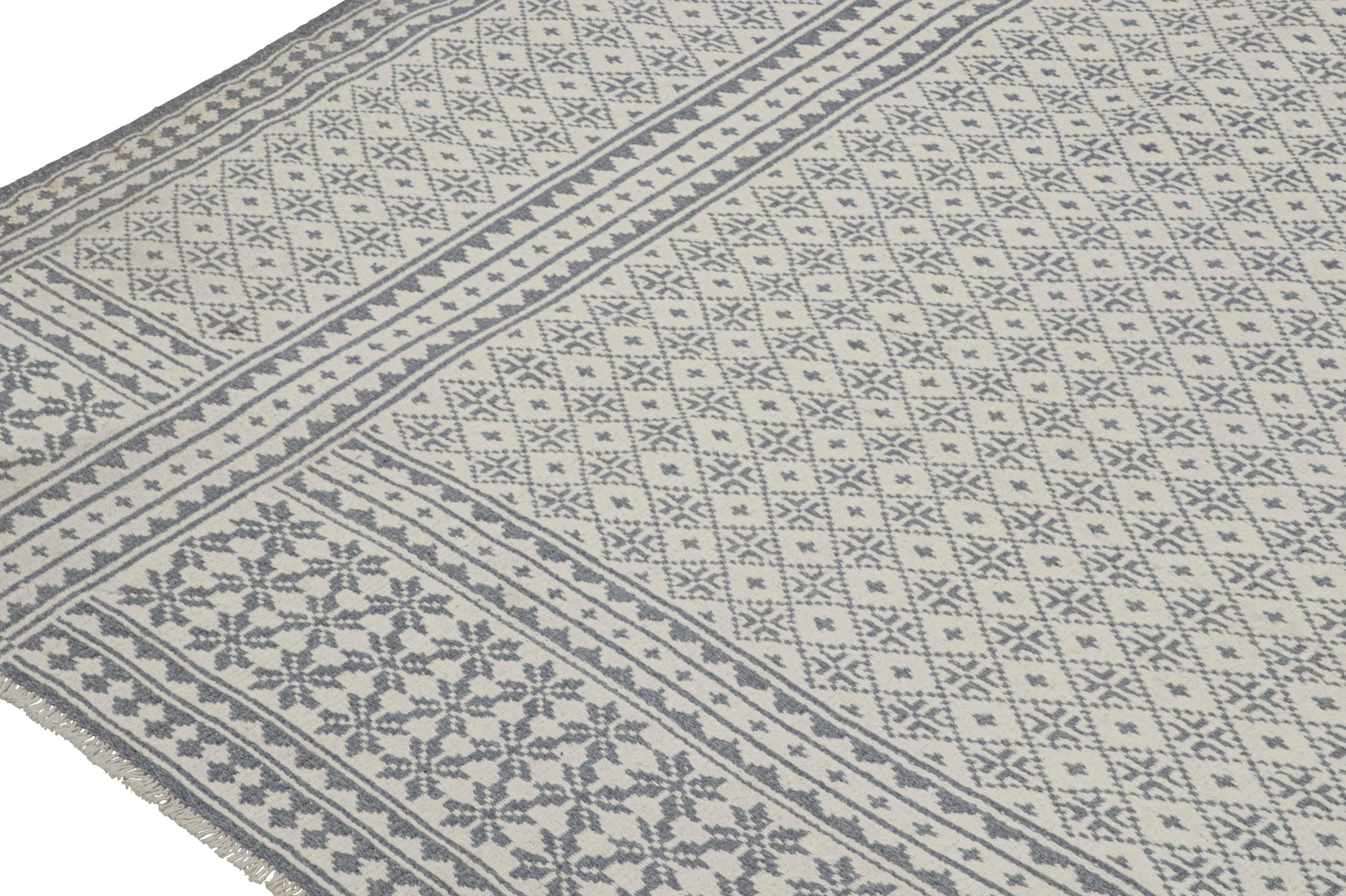 Tribal Rug & Kilim’s Zilu Style Kilim in White and Blue-Gray Geometric Pattern en vente