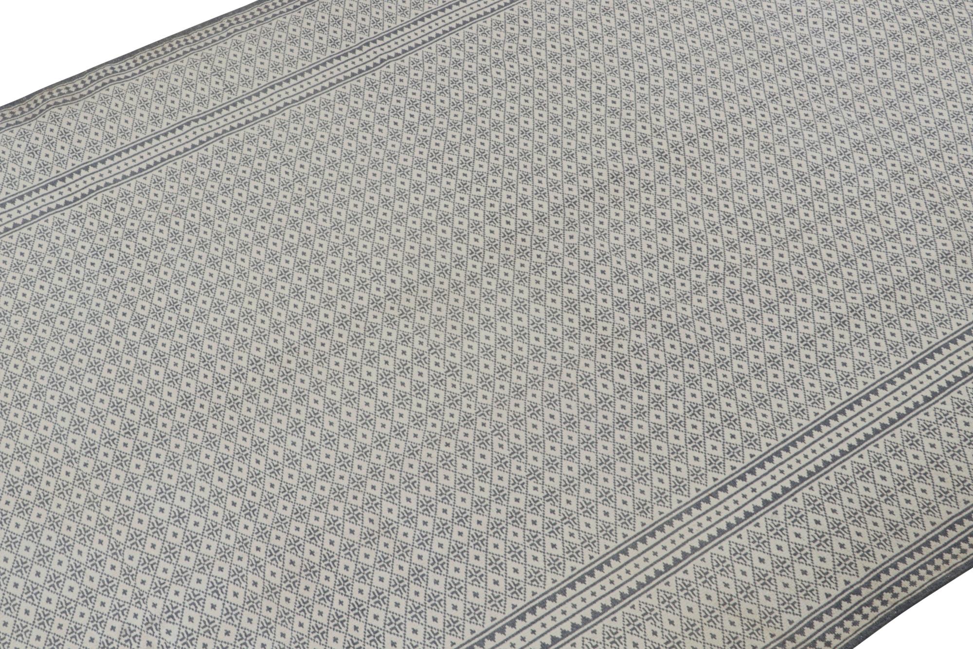Perse Rug & Kilim’s Zilu Style Kilim in White and Blue-Gray Geometric Pattern en vente