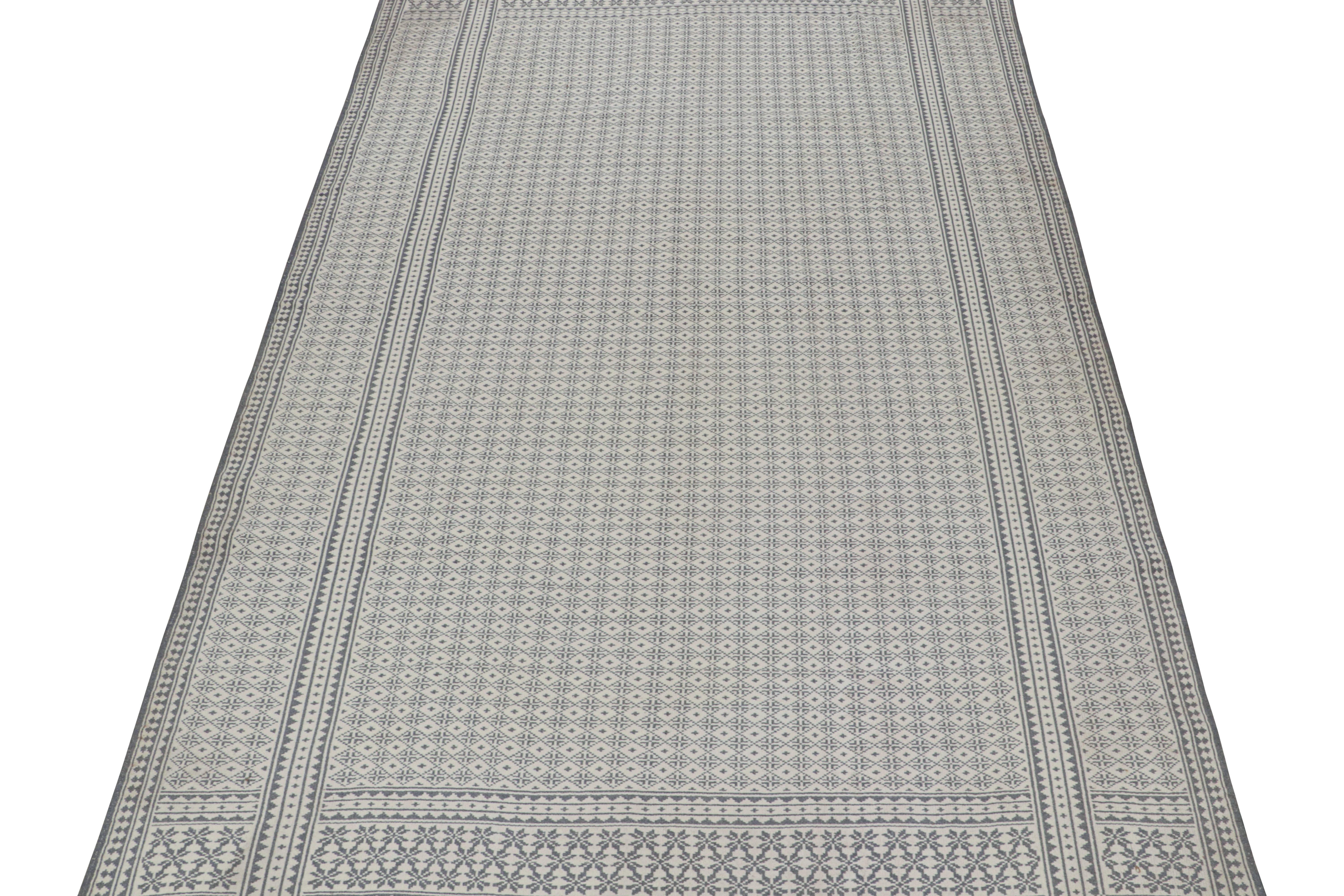 Hand-Woven Rug & Kilim’s Zilu Style Kilim in White and Blue-Gray Geometric Pattern  For Sale