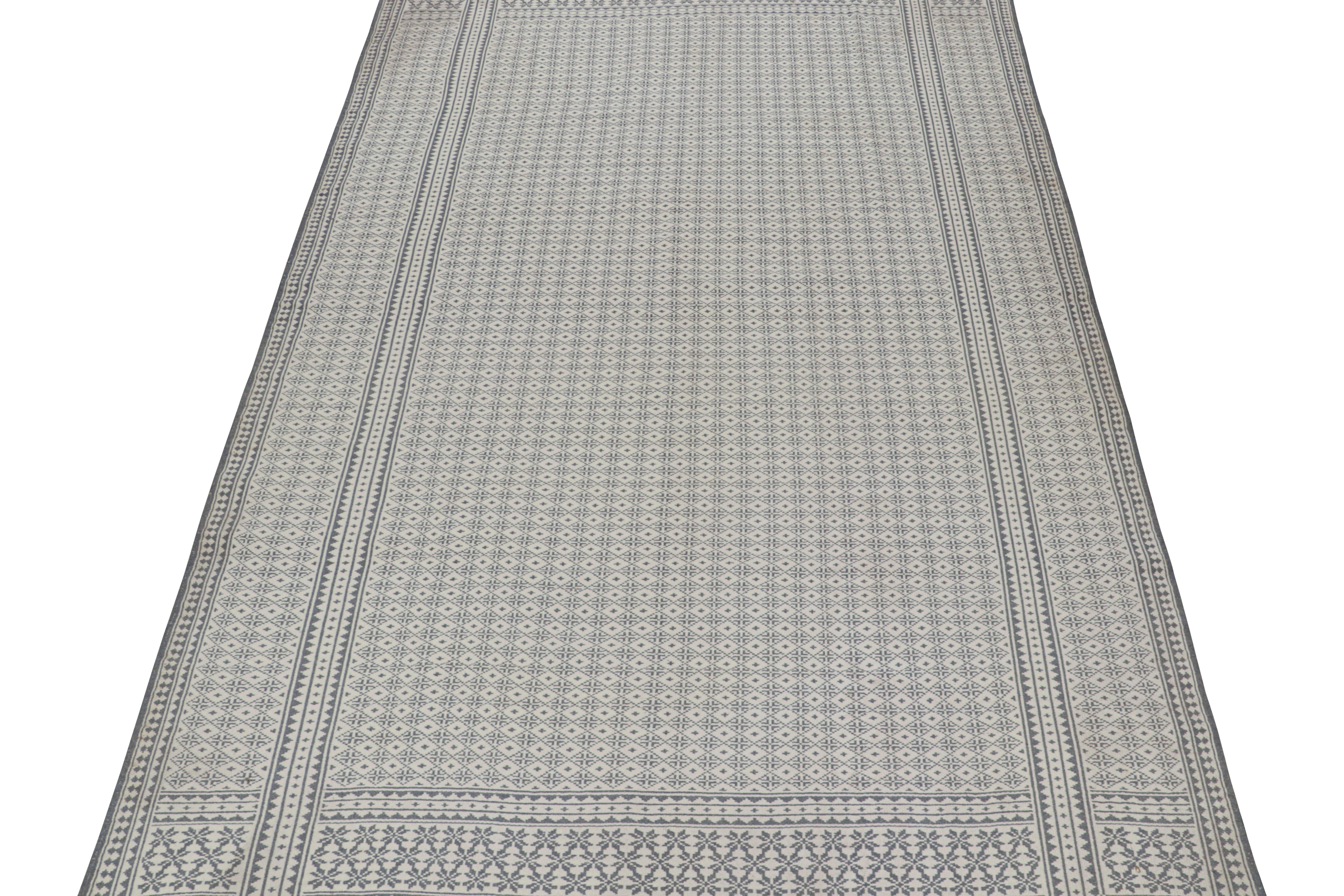 Tissé à la main Rug & Kilim’s Zilu Style Kilim in White and Blue-Gray Geometric Pattern en vente