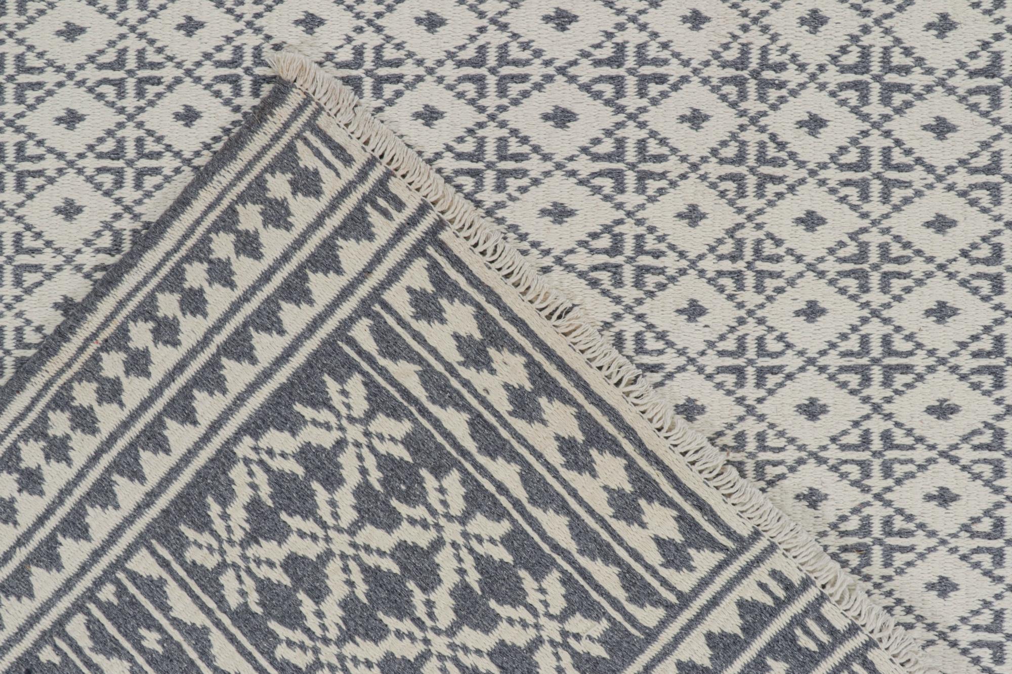 XXIe siècle et contemporain Rug & Kilim’s Zilu Style Kilim in White and Blue-Gray Geometric Pattern en vente