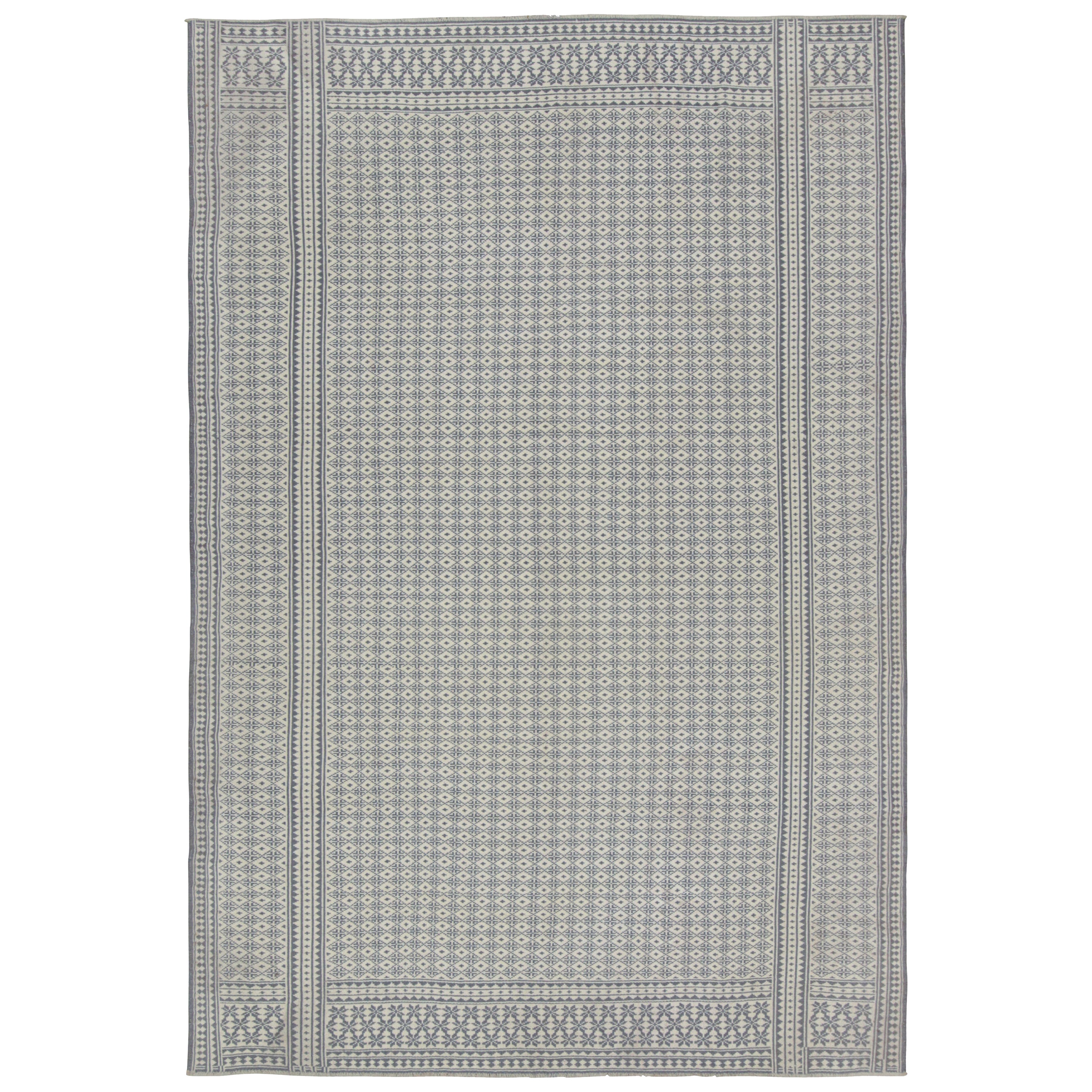 Rug & Kilim: Kilim in stile Zilu con motivo geometrico bianco e blu-grigio