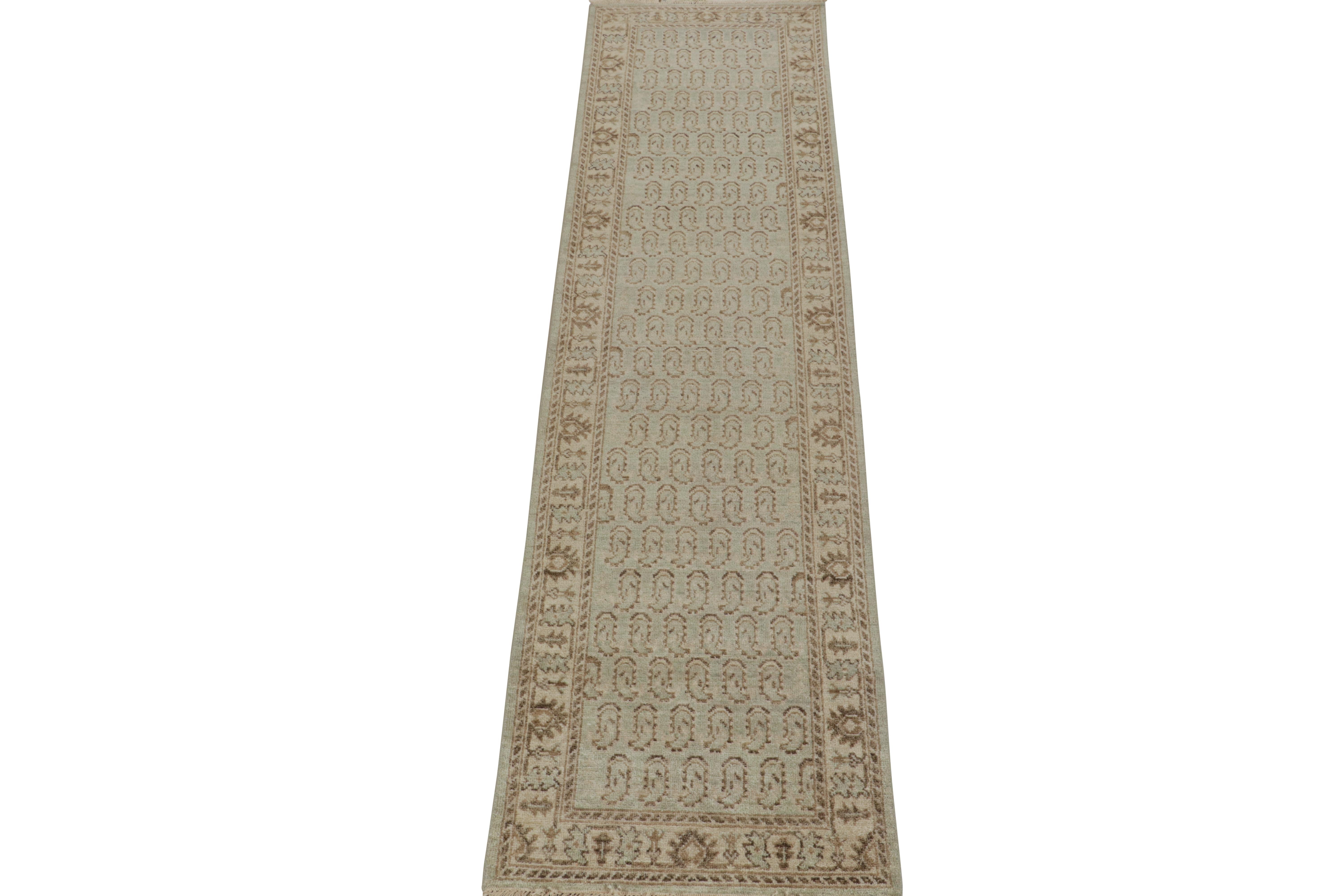 Dieser moderne 3x10-Läufer ist eine neue Ergänzung der Homage Collection'S von Rug & Kilim. Handgeknüpft aus Wolle und Baumwolle, greift es kaukasische Stammesmuster in sanften Farben und ansprechendem Auftreten auf.
Weiter zum Design:
Dieser