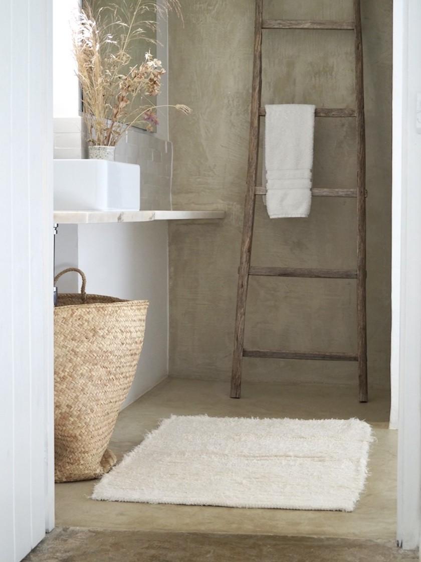 Il Tappeto Lago è uno splendido pezzo di tessuto fatto a mano in Portogallo con cotone riciclato al 100%. Il suo design minimalista e la sua texture morbida sono perfetti per aggiungere calore e stile a qualsiasi spazio. Questo tappeto ecologico è
