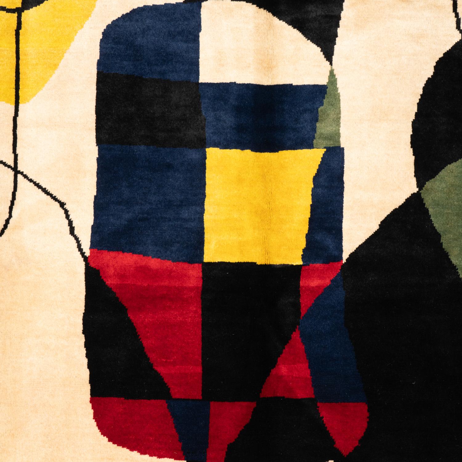 Teppich oder Wandteppich, inspiriert von Joan Miro, in Schwarz-, Gelb- und Rottönen auf beigem Hintergrund, die an Figuren erinnern und abstrakte Formen darstellen. Handgeknüpft und aus Merinowolle.

Zeitgenössische Arbeiten von Handwerkern.

Auf
