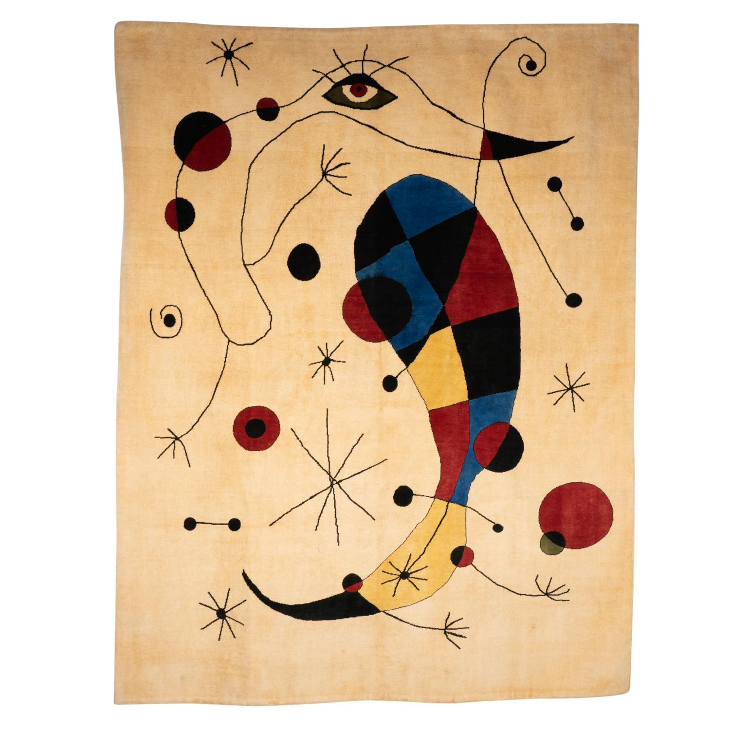 Tapis, ou tapisserie, inspiré par Joan Miro, dans des tons de rouge, jaune, bleu et noir sur un fond beige. Noué à la main et en laine mérinos.

Travail d'artisans contemporains.

Numéroté 2/8. Surface : 5 M2. Densité : 700000 nœuds

Livré avec un