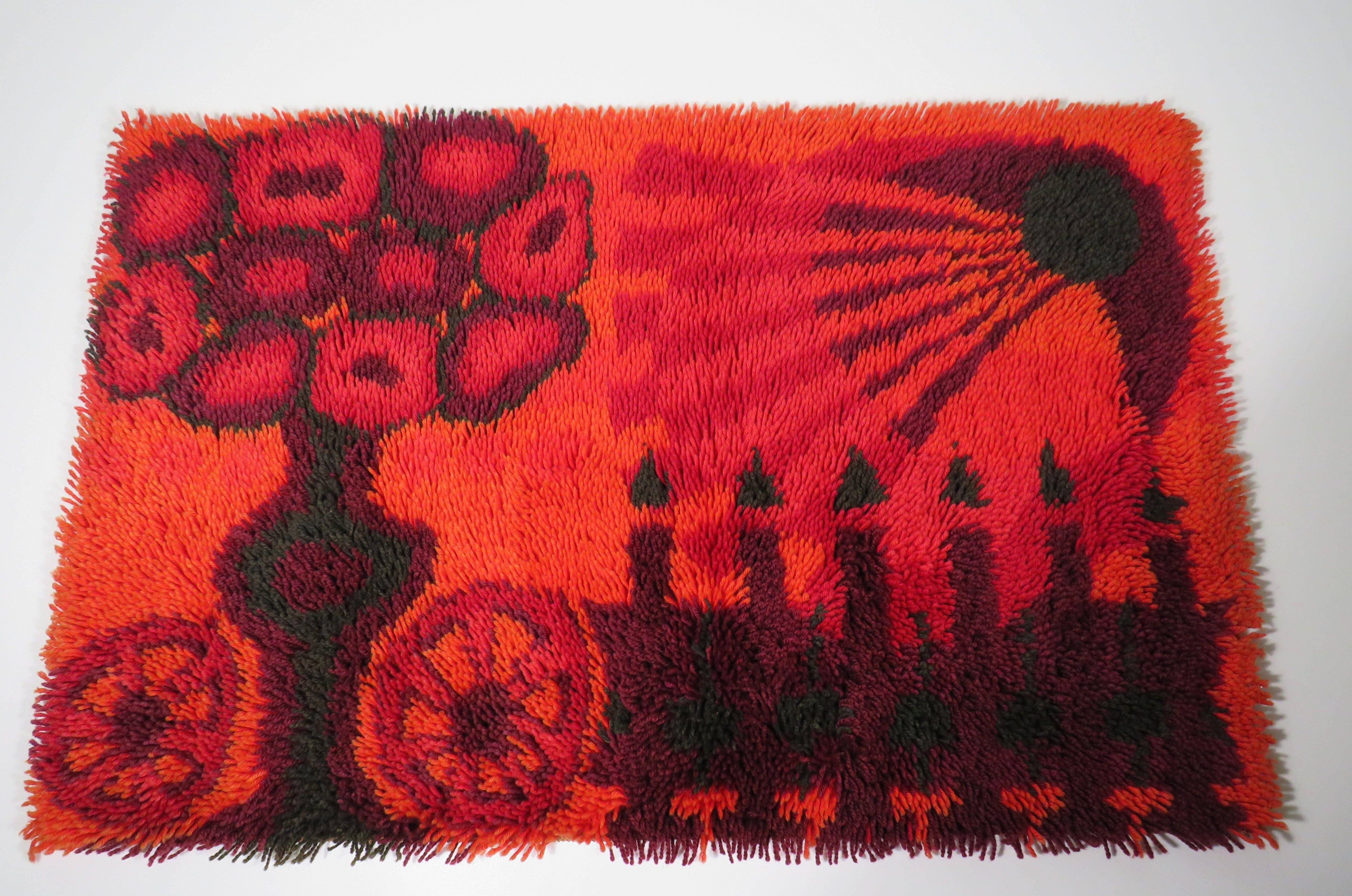 Tapis à poils longs avec une image typique des années 1960 aux couleurs très vives et à l'état d'origine.
Le tapis est en très bon état, il a toujours été utilisé comme tapisserie et non comme tapis.
Il porte au dos le label Ege Rya, qui indique