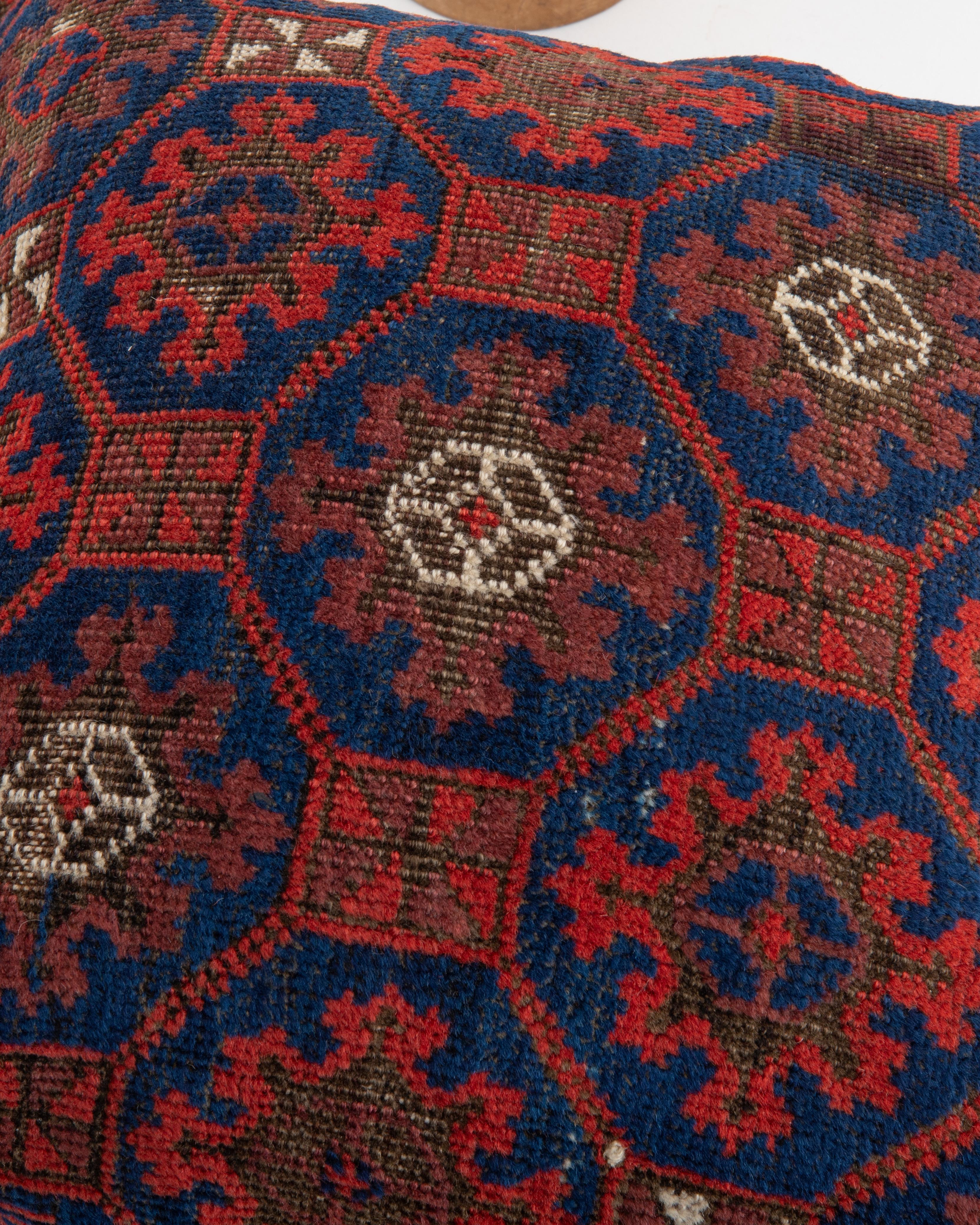 Federa per tappeti realizzata con un antico tappeto Baluch In condizioni discrete in vendita a Istanbul, TR