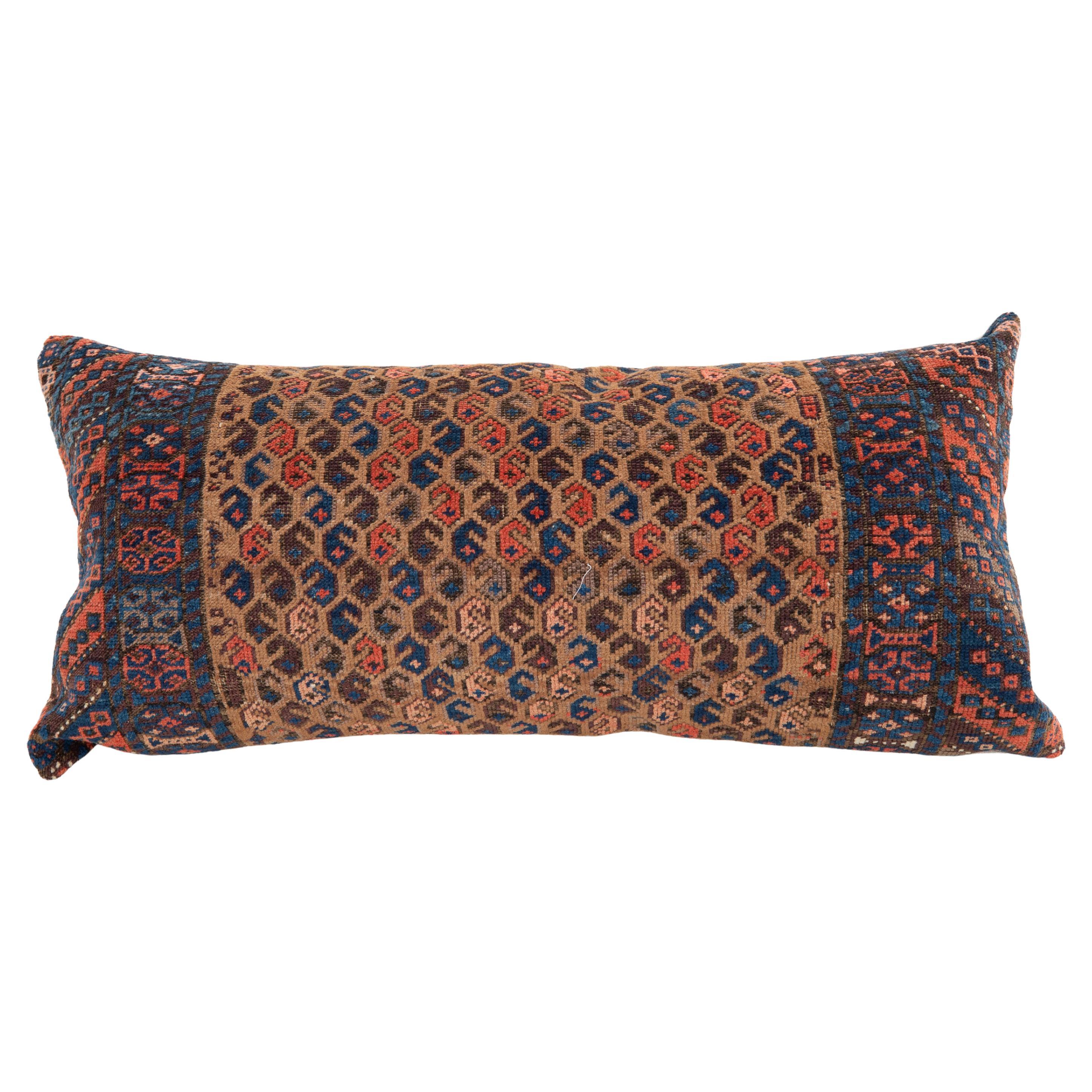 Coussin de rangement à partir d'un tapis baluchon ancien