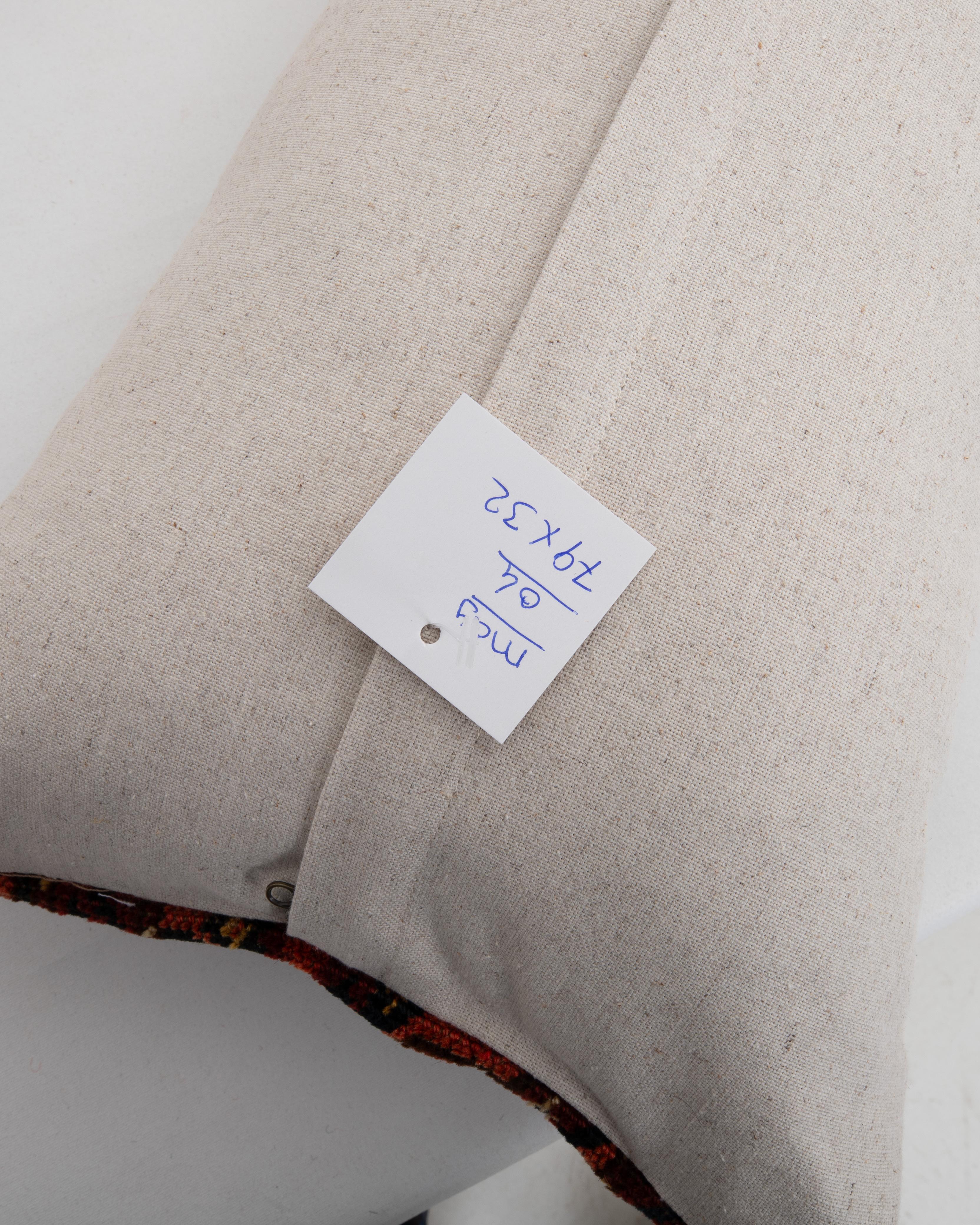 Alfombra Funda de almohada hecha con una antigua bolsa turcomana en venta 2