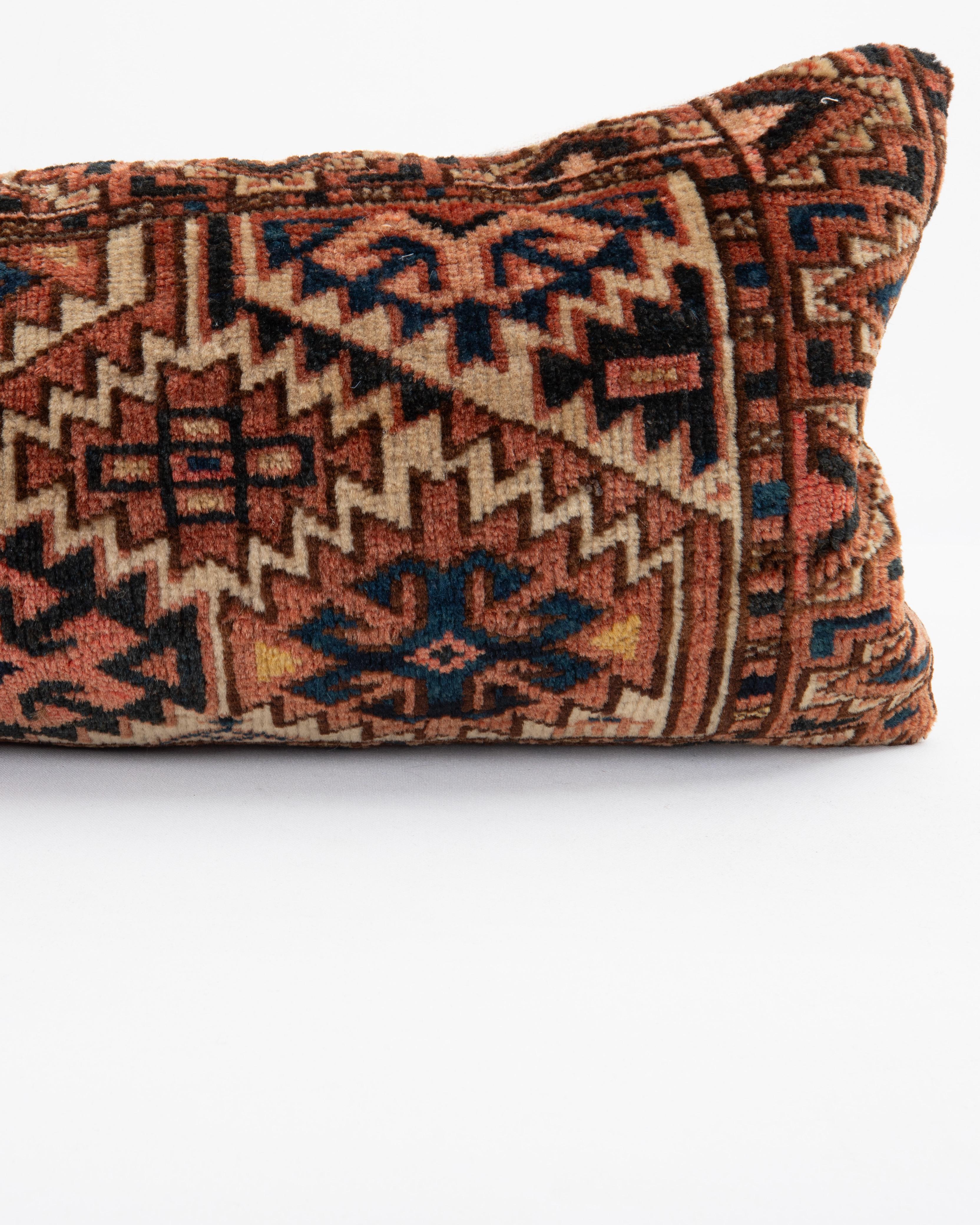 Alfombra Funda de almohada hecha con una antigua bolsa turcomana Tribal en venta