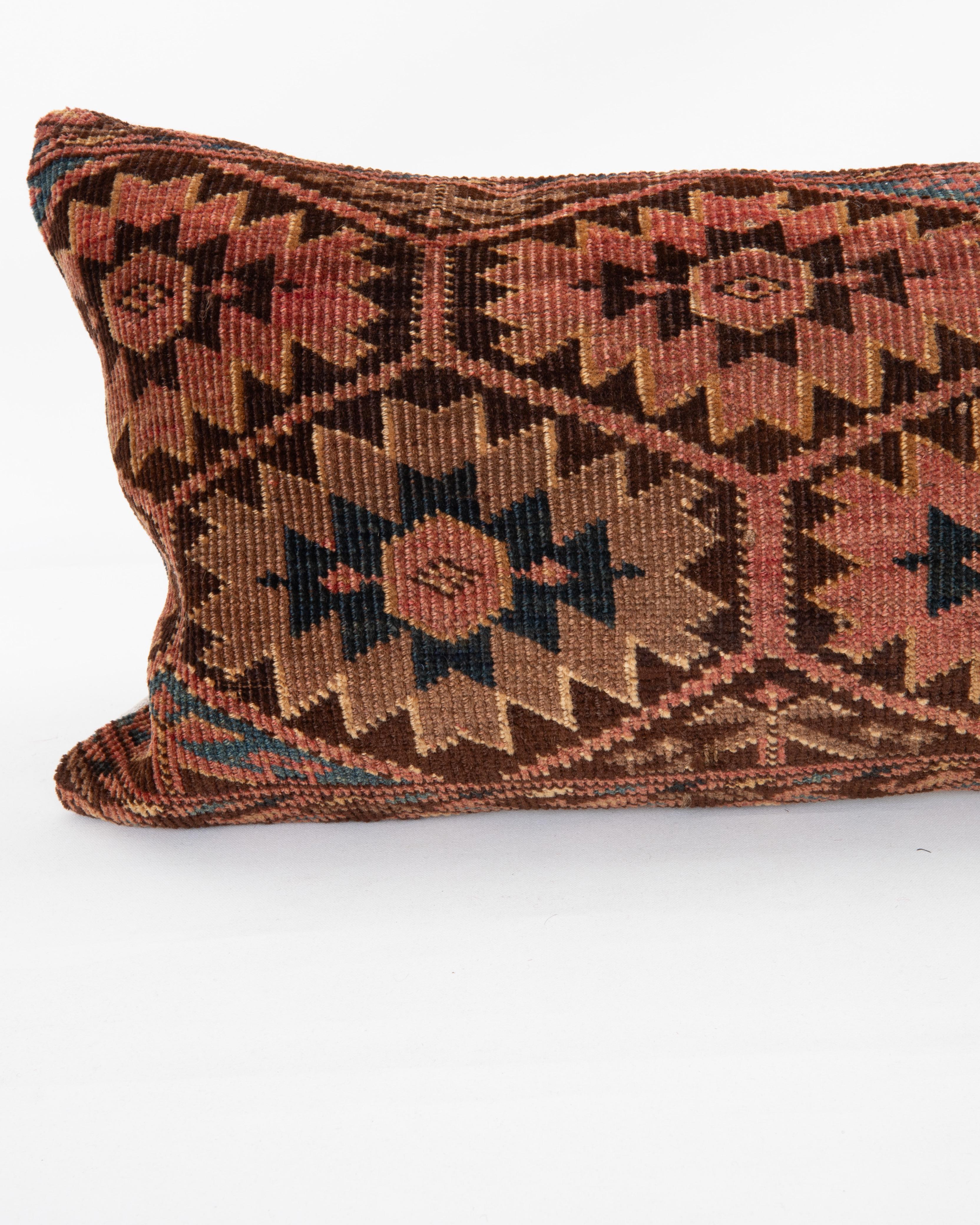 Alfombra Funda de almohada hecha con una antigua bolsa turcomana Tribal en venta