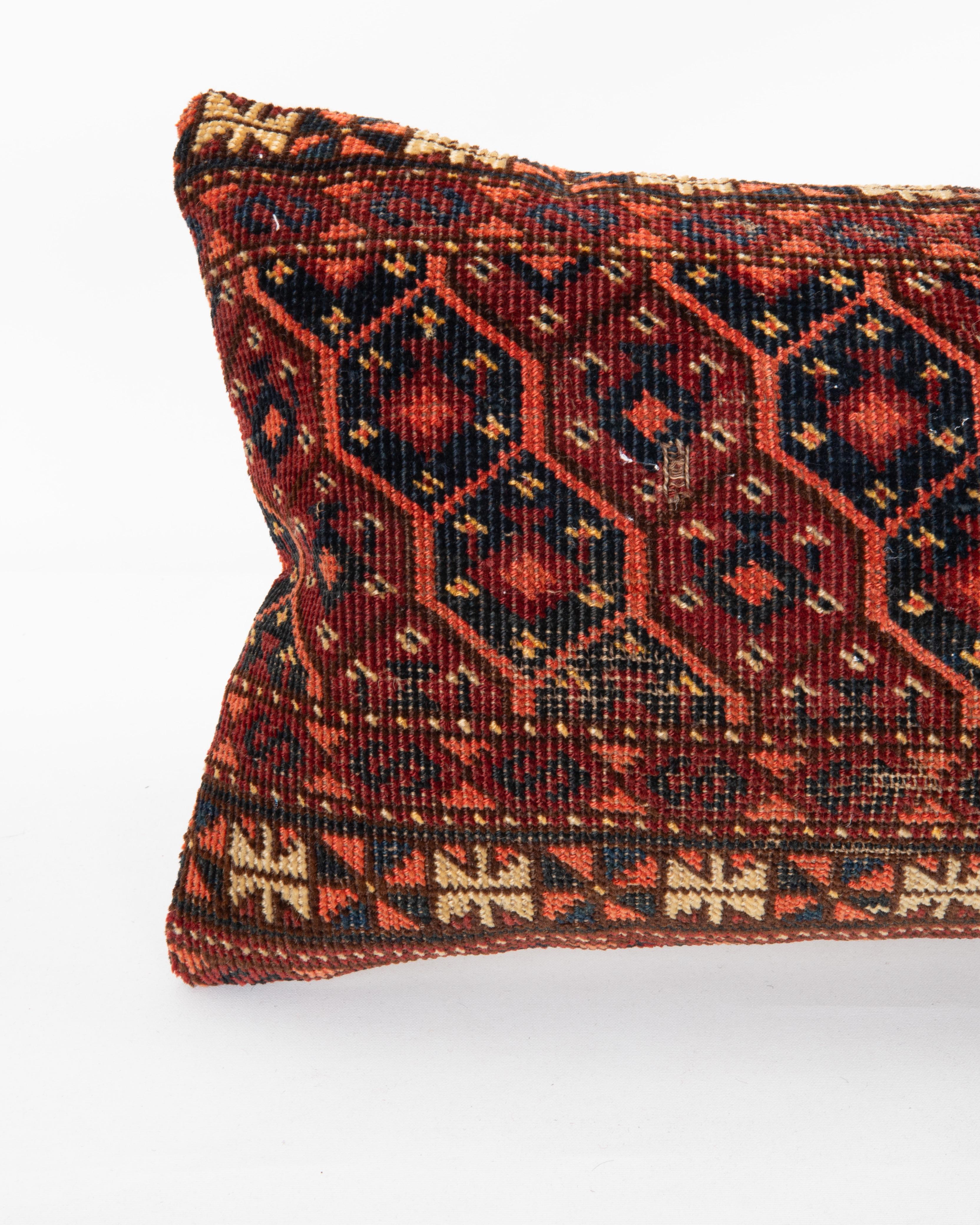Alfombra Funda de almohada hecha con una antigua bolsa turcomana Tribal en venta