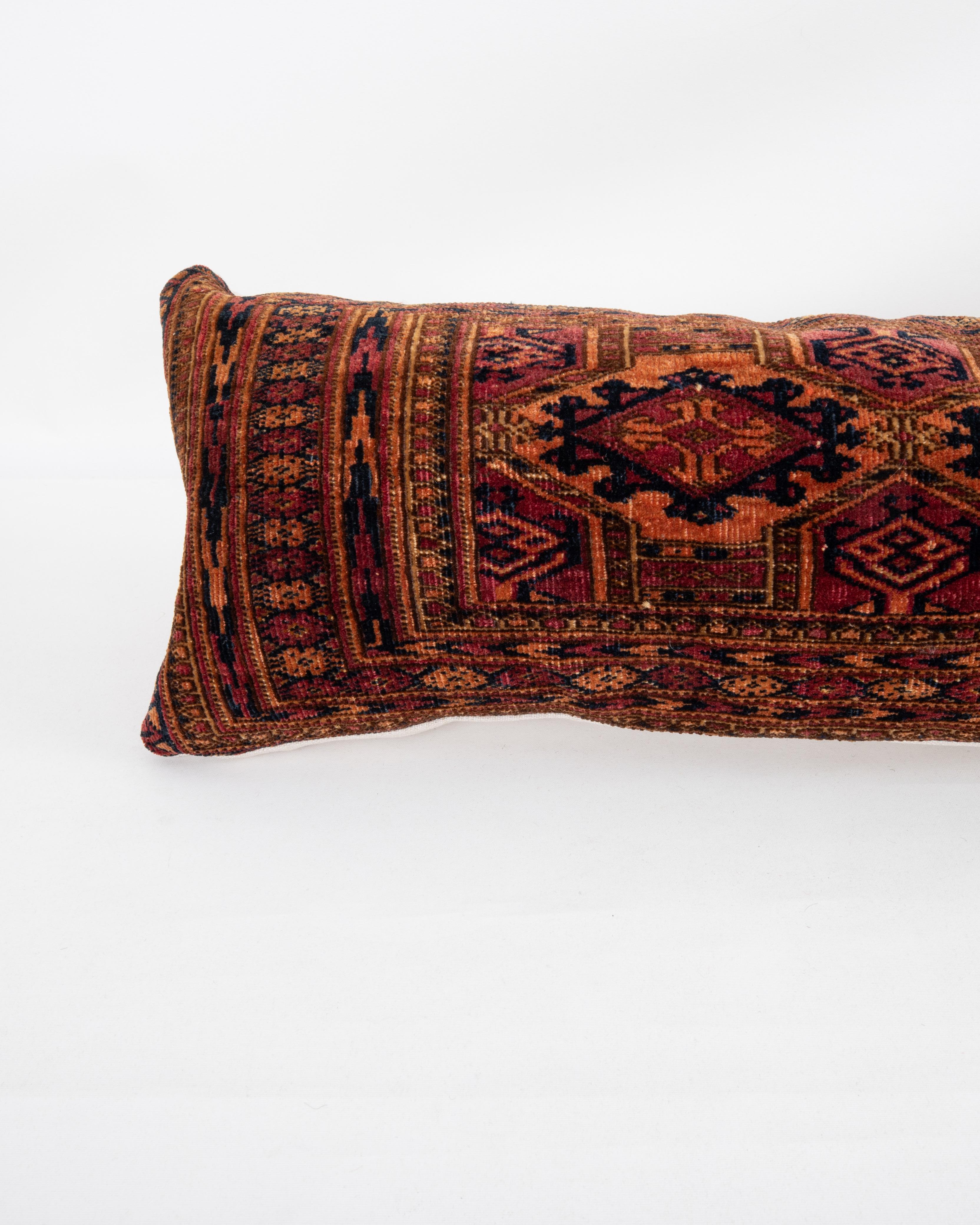 Alfombra Funda de almohada hecha con una antigua bolsa turcomana Tribal en venta