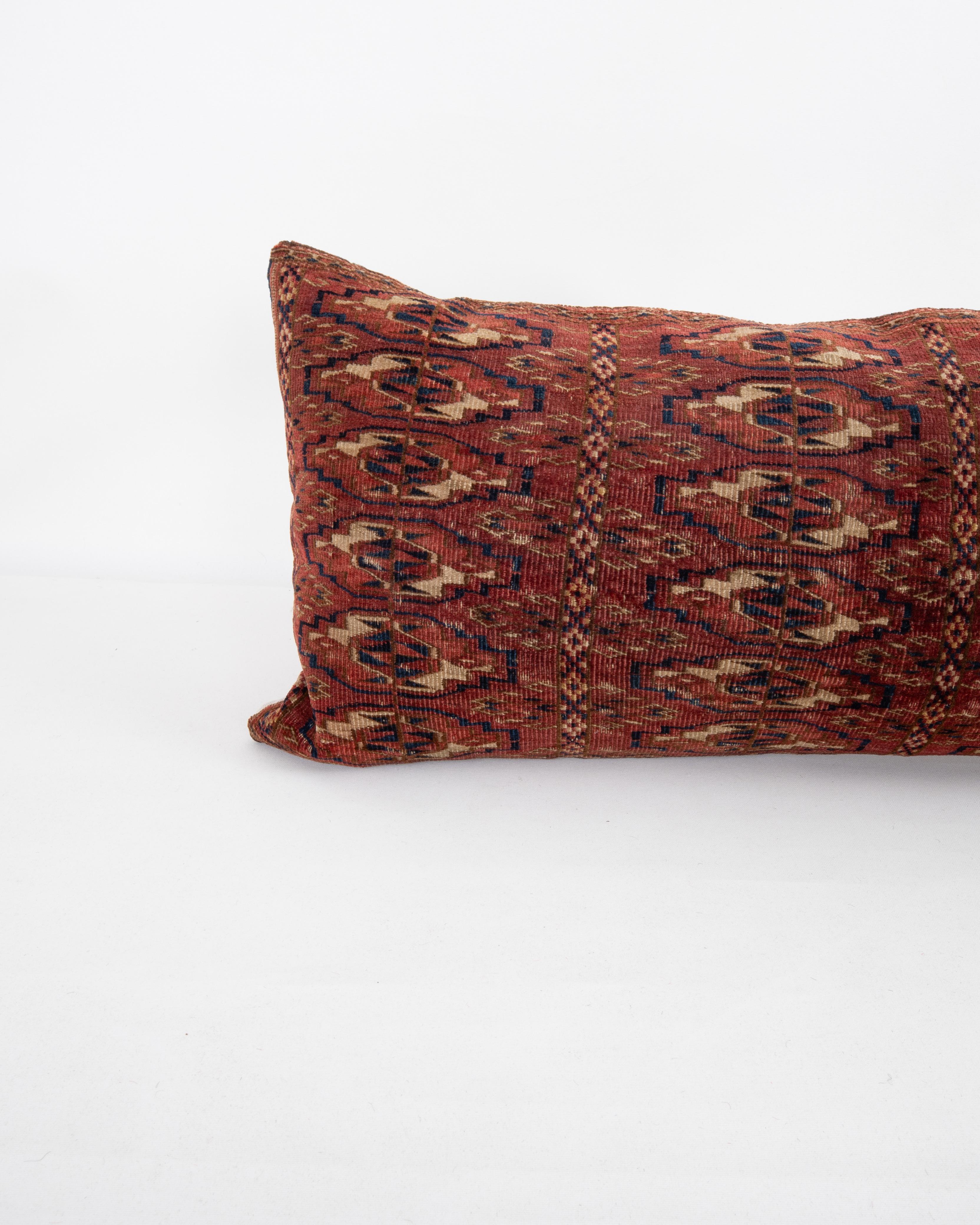 Tribal Coussin de tapis fabriqué à partir d'un sac turkmène ancien en vente