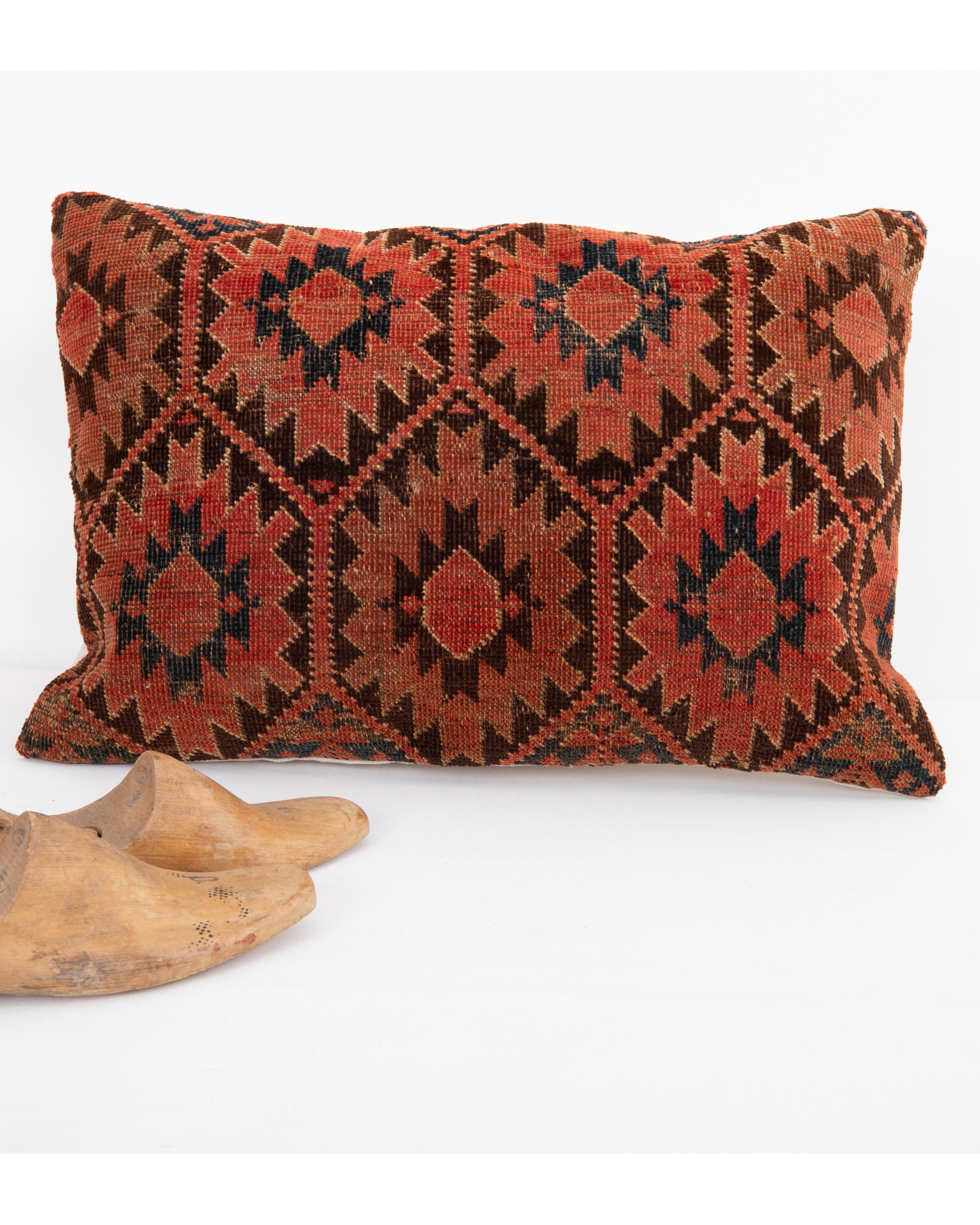 Tribal Coussin de tapis fabriqué à partir d'un sac turkmène ancien en vente