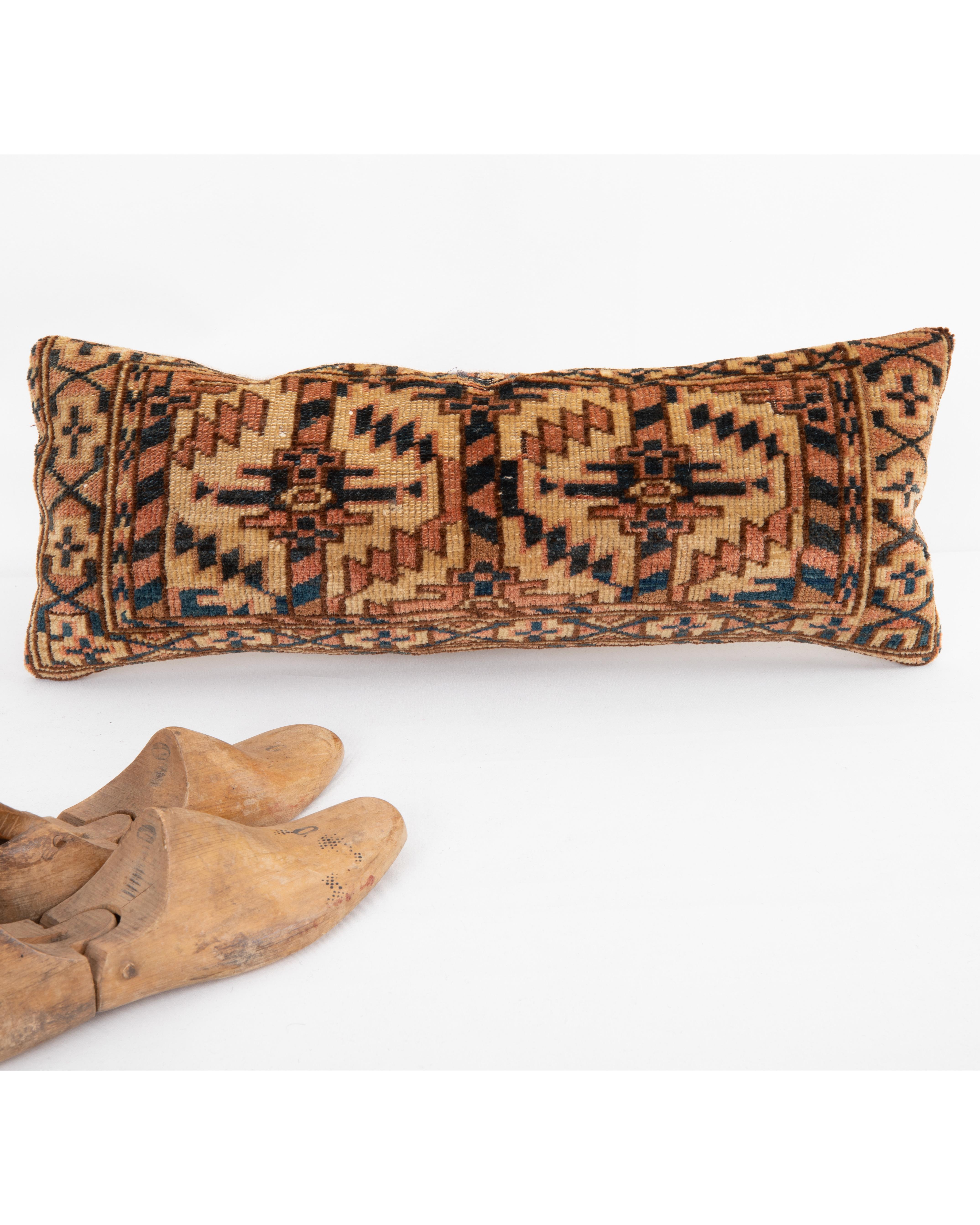 Tribal Coussin de tapis fabriqué à partir d'un sac turkmène ancien en vente