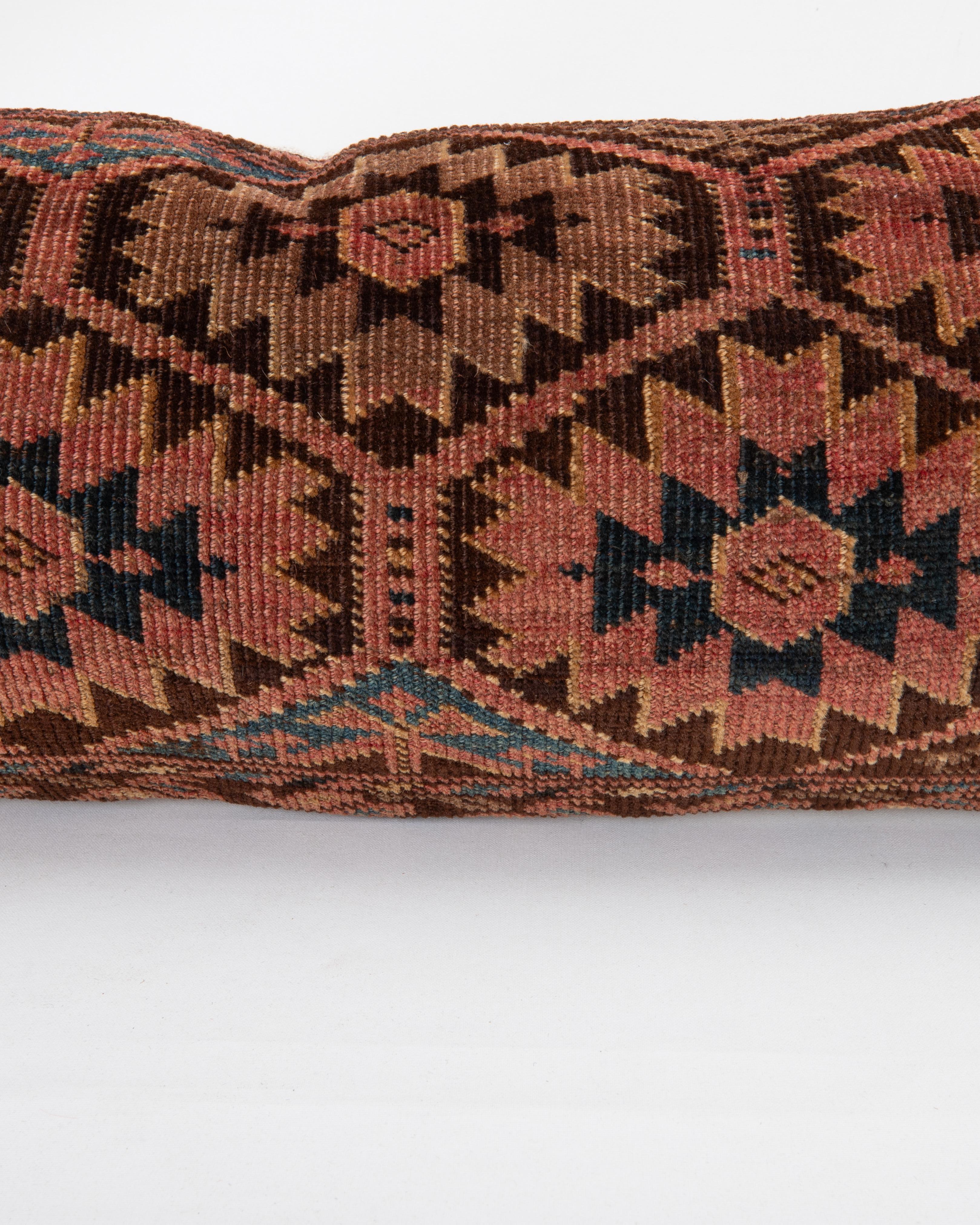 Alfombra Funda de almohada hecha con una antigua bolsa turcomana Turkmeno en venta