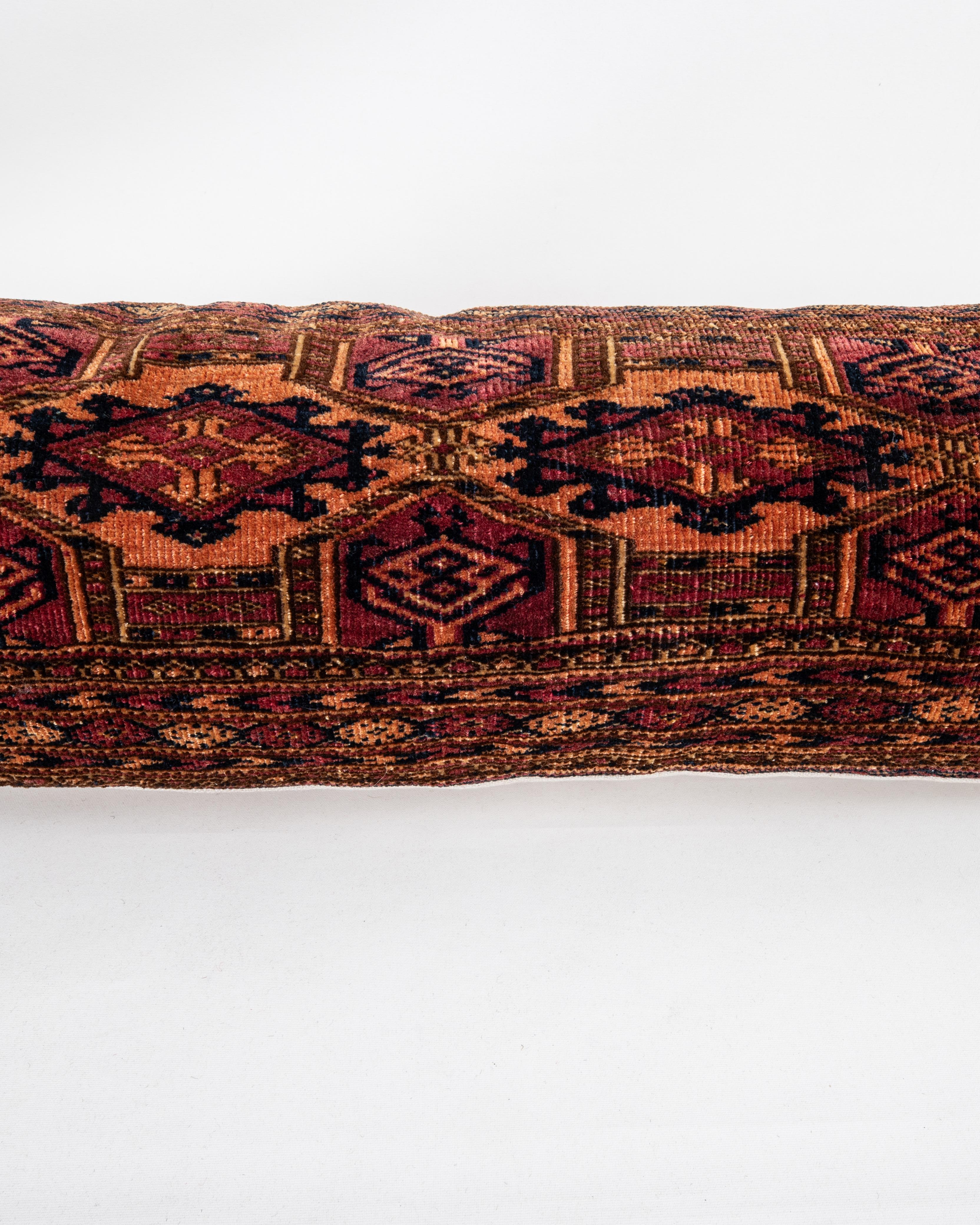 Alfombra Funda de almohada hecha con una antigua bolsa turcomana Turquestán en venta