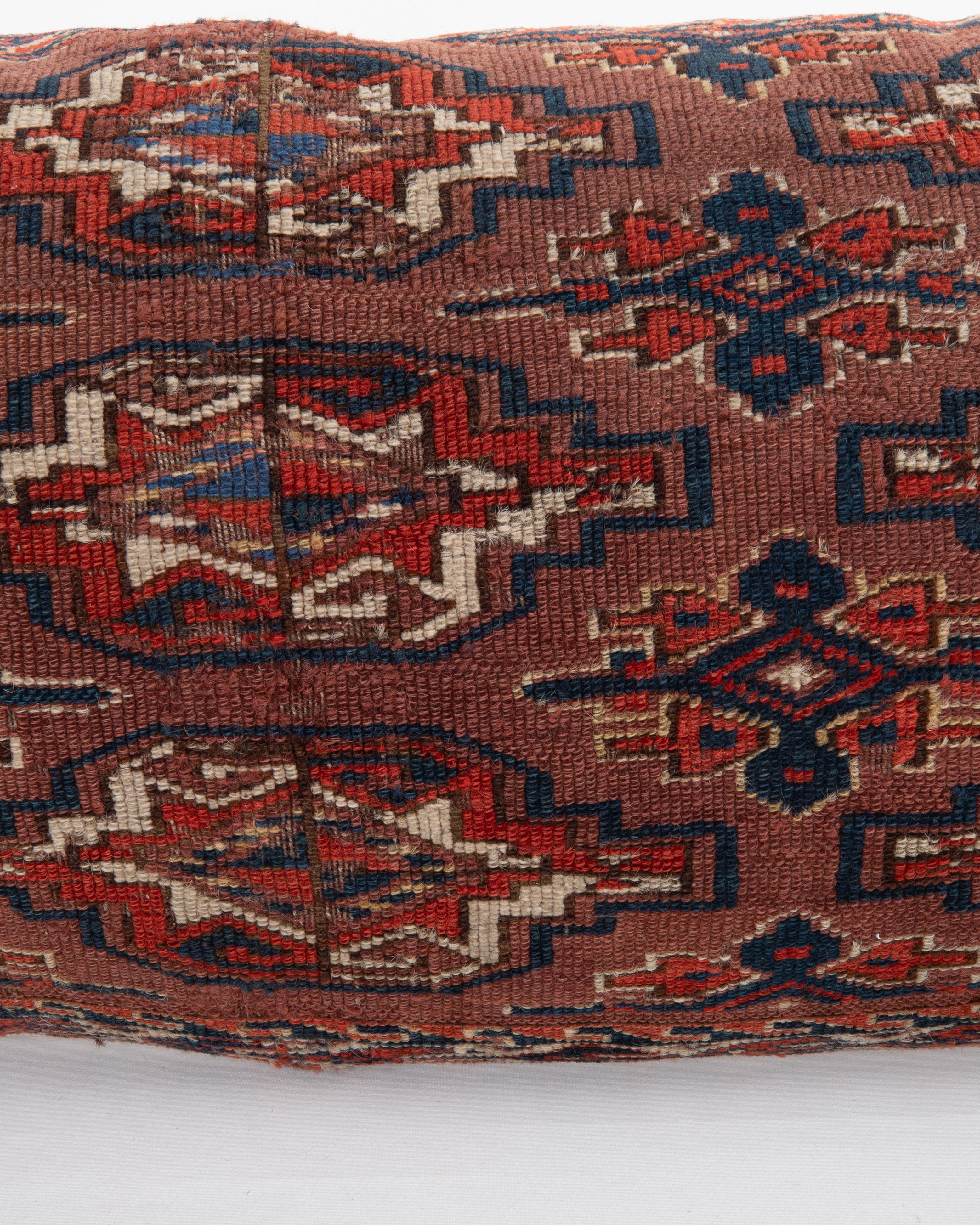 Turkmène Coussin de tapis fabriqué à partir d'un sac turkmène ancien en vente
