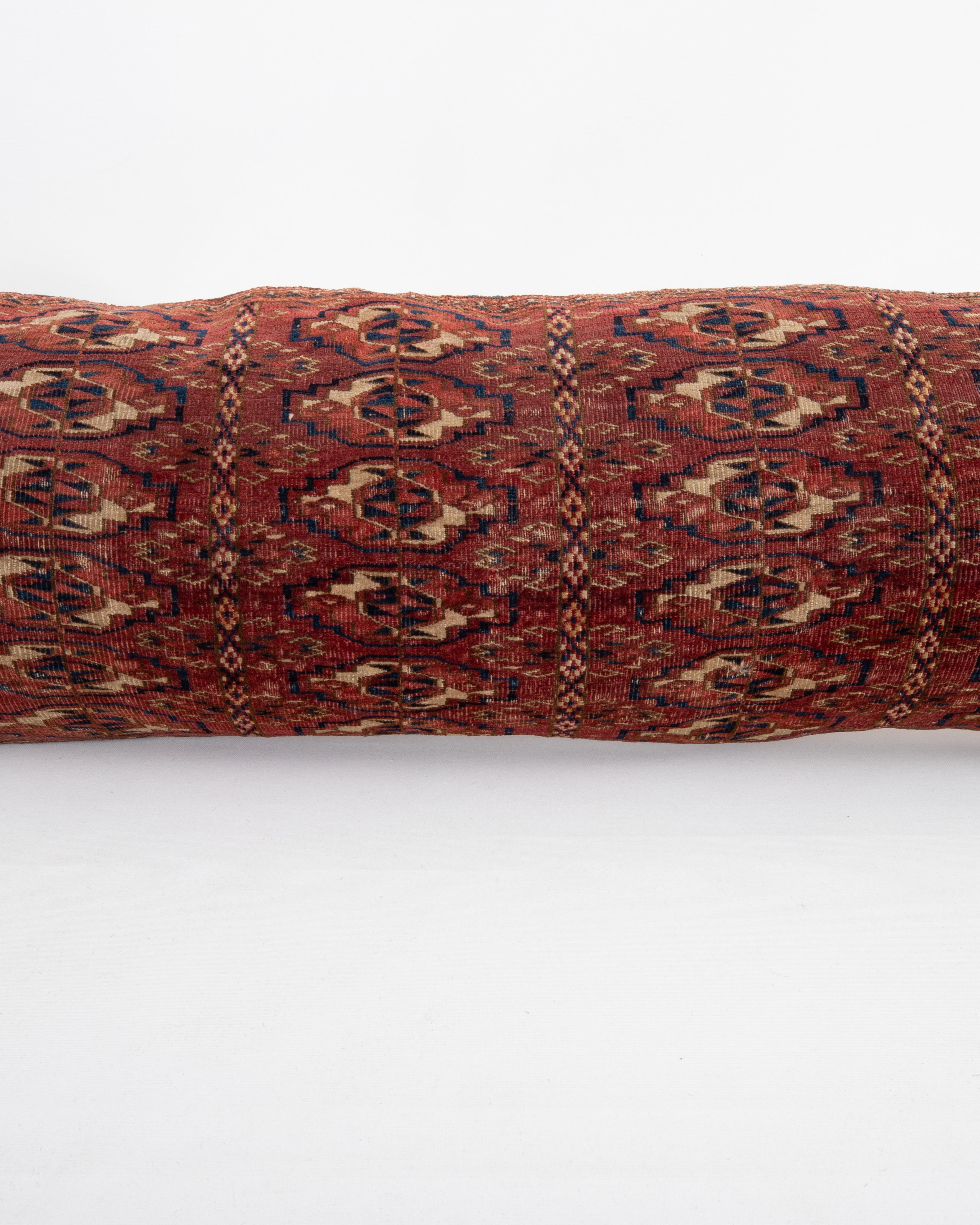Turkmène Coussin de tapis fabriqué à partir d'un sac turkmène ancien en vente