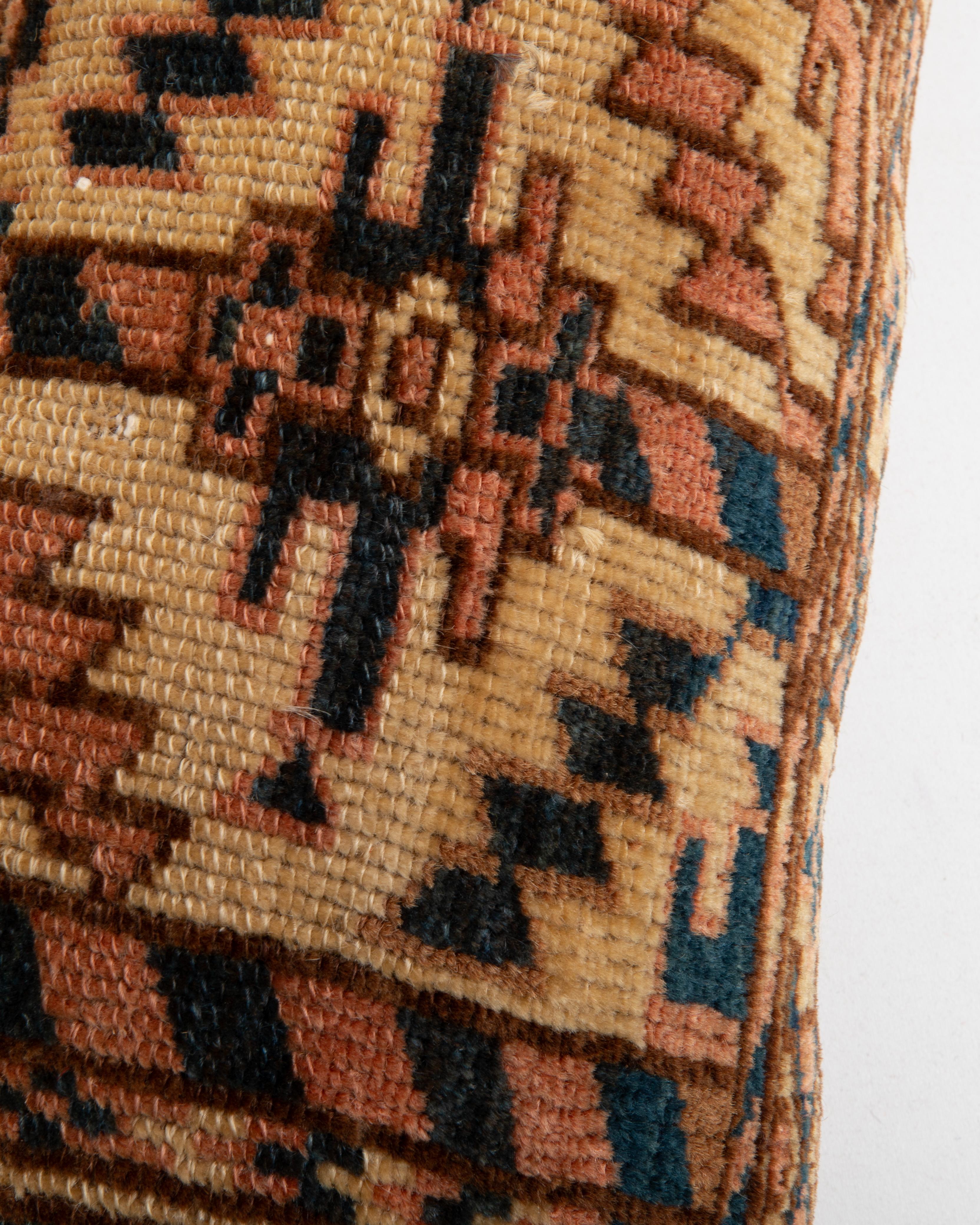 Turkmène Coussin de tapis fabriqué à partir d'un sac turkmène ancien en vente
