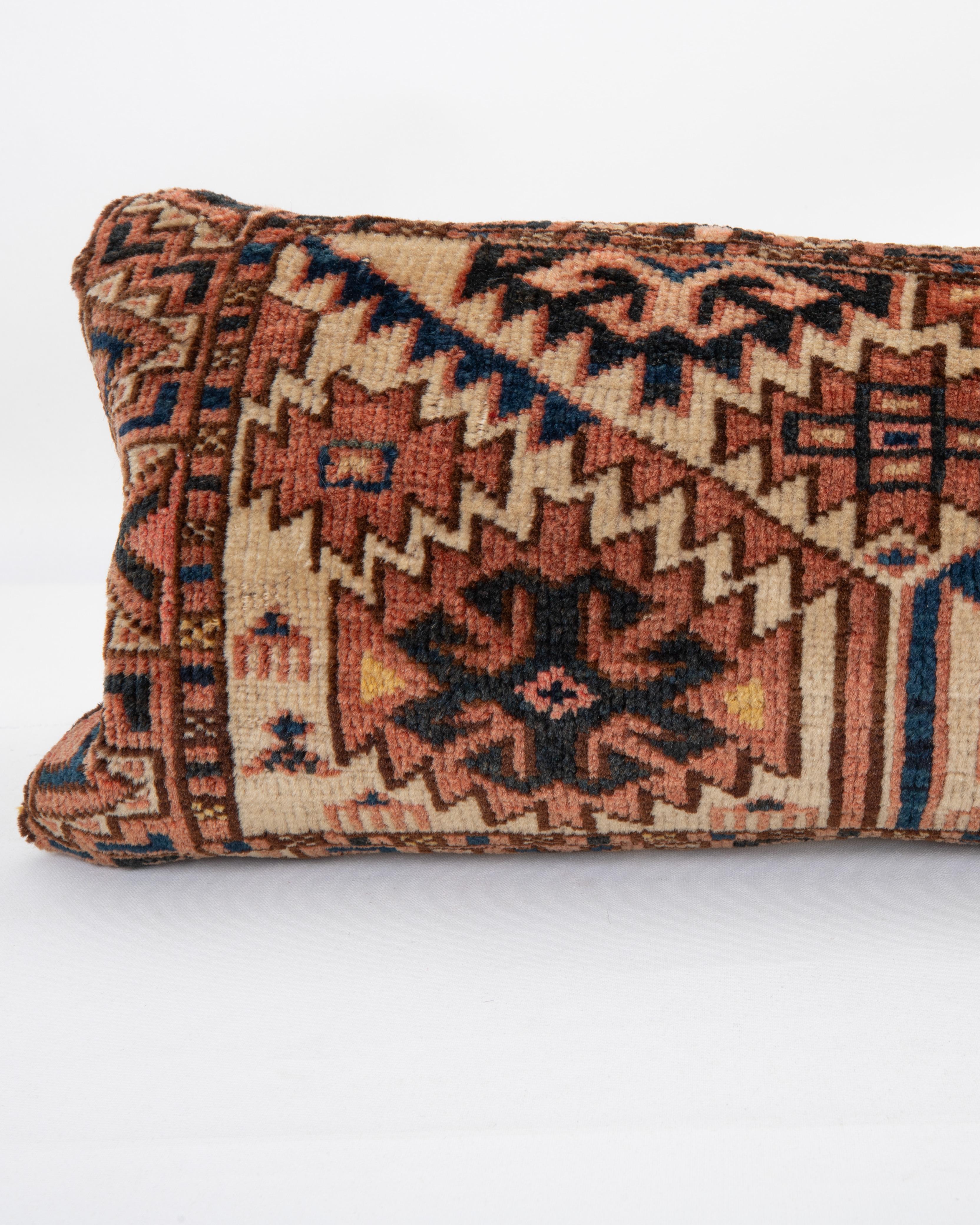 Alfombra Funda de almohada hecha con una antigua bolsa turcomana Tejido a mano en venta