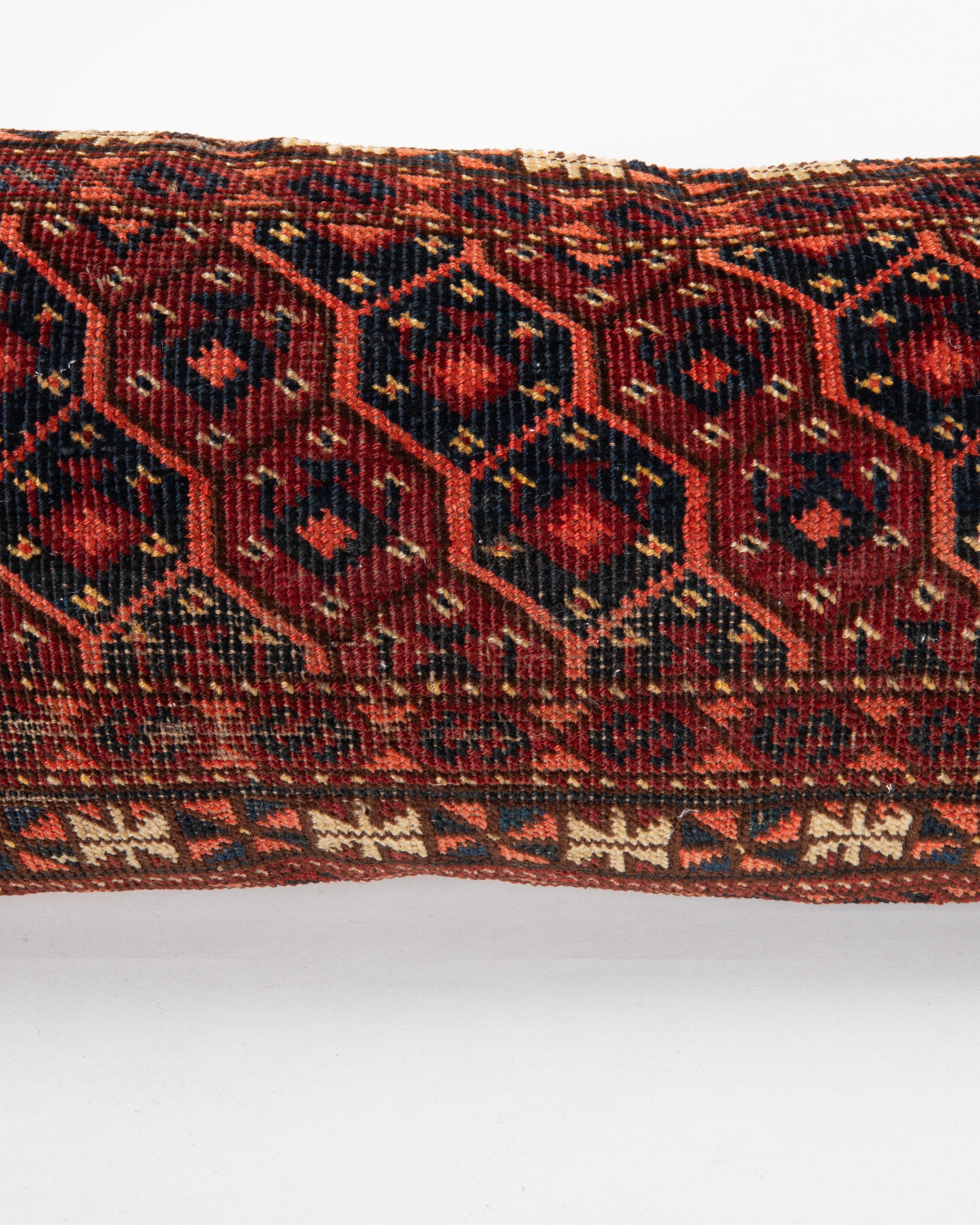 Alfombra Funda de almohada hecha con una antigua bolsa turcomana Tejido a mano en venta